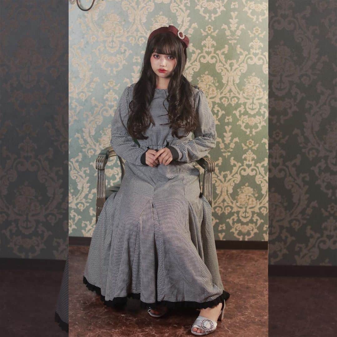 村田実果子さんのインスタグラム写真 - (村田実果子Instagram)「⠀ ♥︎Swankiss × Murata Mikako collaboration♥︎ ⠀ ⠀ mikaphith O/P price 12.800 yen 🕯 color /マルチ、グリーン、ブラック  ロングメイドのようなクラシカルなワンピースです。高級感のある素材になっています。私服としては勿論、ハロウィンの季節にピッタリのワンピースになっております。 ⠀ 10月5日から発売開始です🥀」9月3日 19時38分 - mikaphith
