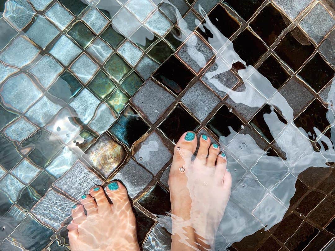 梅園アマンダのインスタグラム：「夏は夏でキラキラ爽やかに輝いてこネイルです。いつもありがとうskyさん! そして、実は偶然にもゆきさんとお揃い💙👻 @osakana_yuki あまぺろ . #nail#nails#nailstagram#instanail#gelnails#nailart#naildesign#loave#loaveaoyama#footnail#loavenail#omotesando#青山#表参道#ネイル#ネイルサロン#フットネイル」