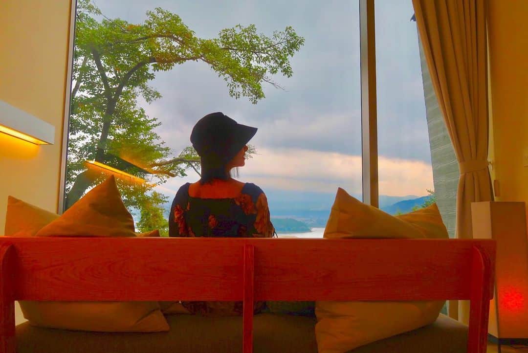 岡田栞奈のインスタグラム：「先日人生初のグランピング  に行ってきました💓 ・ ・ 泊まった宿は 「星のや富士」🗻💫 とっても綺麗だった‼️ お部屋からドーンと目の前に 富士山がみえるんだよ〜♪ 1日目は雲さんかぶってて見えんかった🥺☁️ ・ ・ 色々体験してきたので 今から投稿で紹介していくね〜🌟 #グランピング #星のや富士  #ほしのやふじ #富士山 #目の前 #誕生日旅行 #家族旅行 #星のやリゾート #familytrip #birthday #summer #glamping #fuji」