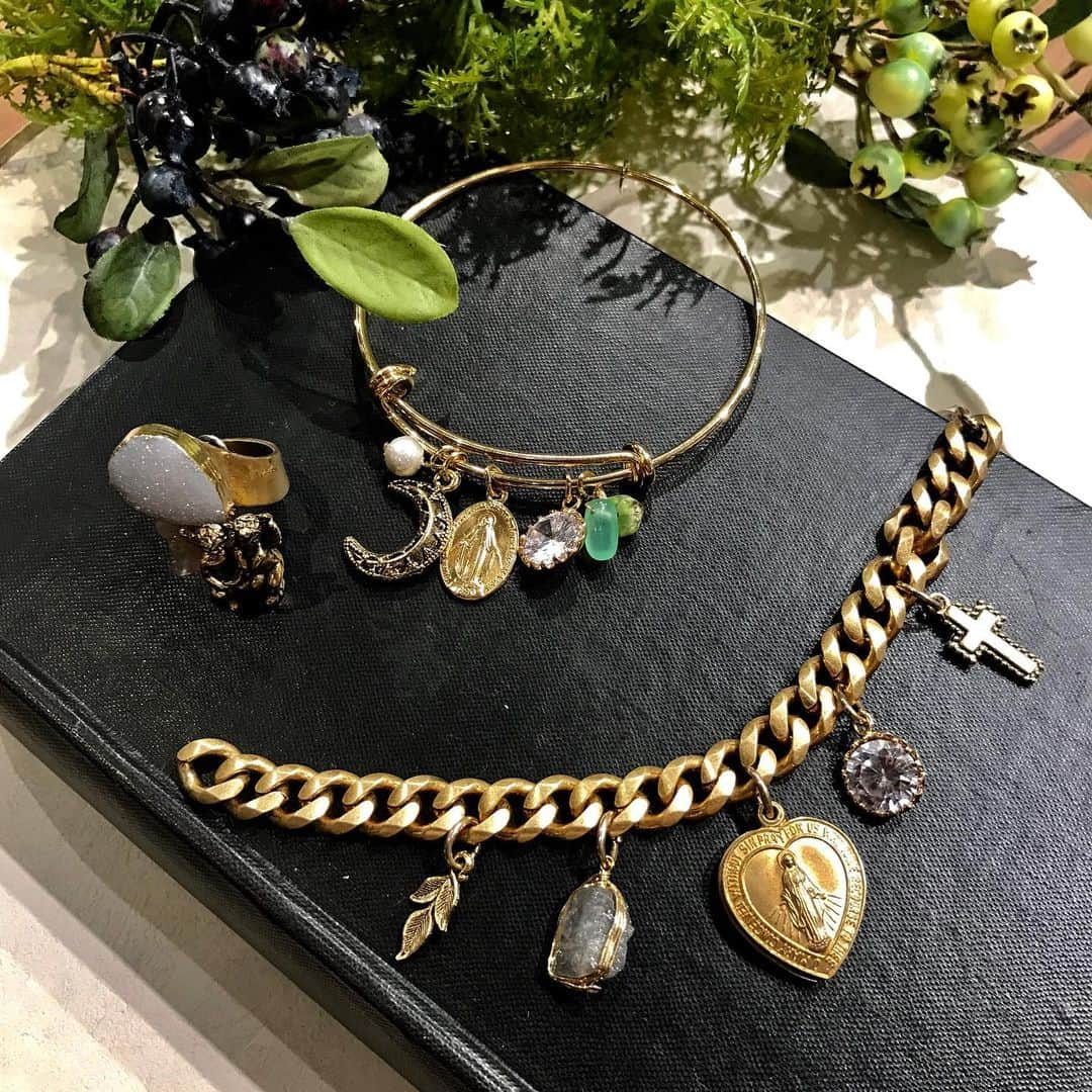 BOX CHARM Industryさんのインスタグラム写真 - (BOX CHARM IndustryInstagram)「こんばんは✨ 秋らしいボリュームのあるゴールドアクセのご紹介です☺︎ #boxcharm #boxcharmindustry #hirakata #hirakatatsite #Tsite #accessory#charm#jewelry #handmade#orignal#bracelet #ゴールド#秋#ブレス#リング #ごつめ#じゃらじゃら #アクセサリー#手作り#ハンドメイド#アクセ#ボックチャーム#ボックスチャームインダストリー」9月3日 19時50分 - bcindustry_