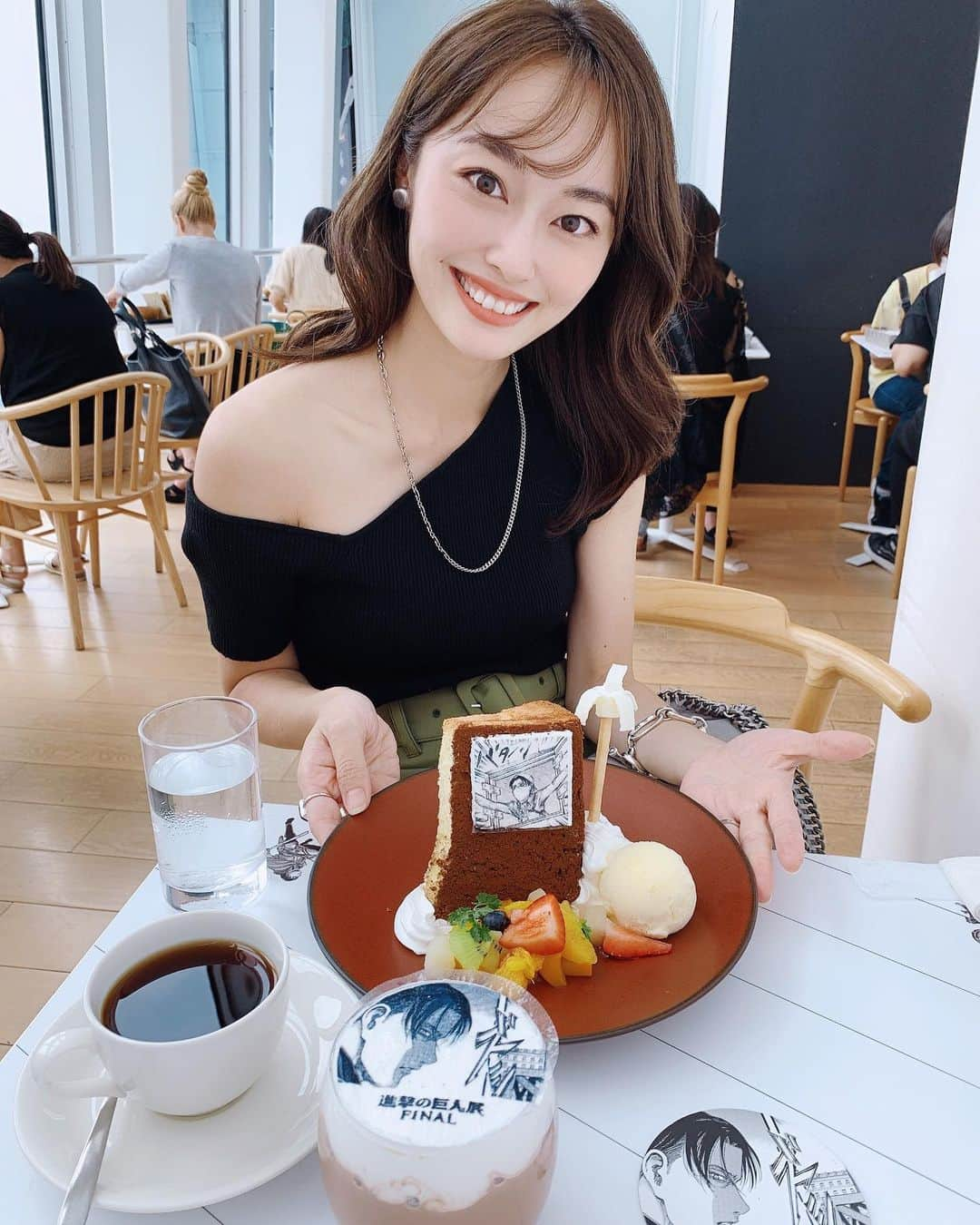 小祝麻里亜さんのインスタグラム写真 - (小祝麻里亜Instagram)「進撃の巨人展に駆け込んできた！ まずはリーブス商会CAFEへ。 ． ． リーブスさん最後良い人でしたよね〜。。私はリヴァイ兵長推しなので、オーダーはリヴァイ尽くしにしました🤣 ． リヴァイ兵長が好きな紅茶がセットになったシフォンケーキ🍰このシーン お茶目で好き😍😍 ． 潔癖症のリヴァイ兵長のために ハタキまであるとは🤣( 3枚目 ) ． また巨人展載せます🙆‍♂️ ． ． ＿＿＿＿＿＿＿＿＿＿＿ #AttackonTitan #cafe #リーブス商会cafe  #進撃の巨人展FINAL #進撃の巨人展 #進撃の巨人  #リヴァイ兵長 #カフェ活 #カフェスタグラム  #카페 #카페추천 #카페스타그램 #진격의거인 #리바이」9月3日 19時54分 - maria_koiwai