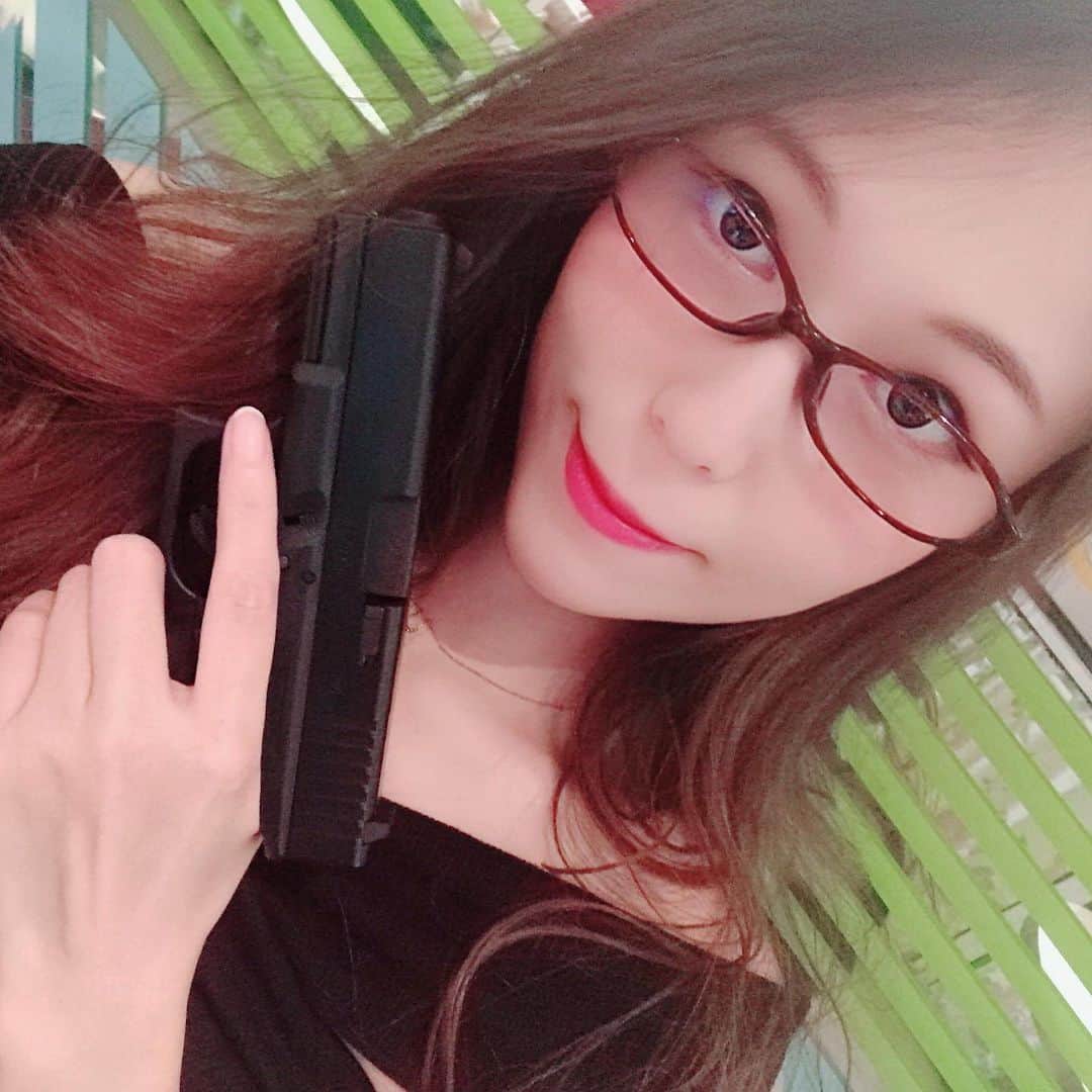 のインスタグラム：「務めているOLカフェが6周年を迎えまして﻿ 所属OLみんなのトレーディングカードができました✨﻿ ﻿ 先日のイベントで、﻿ トレーディングカードの格好をして出社だったんですが…﻿ ﻿ おわかりだろうか。(一目瞭然)﻿ 私グロックを持っていきましたー＼(^o^)／﻿ ﻿ トレーディングカードでもグロック持ってます☺️﻿ どこでもかしこでも銃を登場させる三浦です。﻿ OLカフェでも、サバゲー担当です←﻿ ﻿ てことで！！！！！﻿ みんな！トレーディングカード！﻿ GETしに来てねーっっっ！！(宣伝が雑)﻿ ﻿ ﻿ ﻿ ▢ ▣ ▢ ▣ ▢ ▣ ▢ ▣ ▢ ▣ ▢ ▣ ▢ ﻿ ﻿ 【 #撮影会 】﻿ フレッシュフォトセッション﻿ 9/14(土)﻿ 9/25(水)﻿ ﻿ 【 #OLカフェ 出社予定】﻿ 5日(木) 18-23時﻿ 12日(木) 18-23時﻿ 13日(金) 18-23時﻿ 15日(日) 14-19時﻿ ﻿ ▢ ▣ ▢ ▣ ▢ ▣ ▢ ▣ ▢ ▣ ▢ ▣ ▢ ﻿ ﻿ ﻿ #サバゲー﻿ #サバゲーマー﻿ #サバイバルゲーム﻿ #サバゲー女子﻿ #ミリタリー﻿ #サバゲーの女王﻿ #サバゲー女優﻿ #サバ嬢﻿ #女優﻿ #秋田﻿ #モデル﻿ #MC﻿ #japanesegirl﻿ #メガネ女子﻿ #コスプレ﻿ #サバゲー装備﻿ #東京マルイ﻿ #GLOCK19﻿ #airsoft﻿ #airsoftjapan﻿ #サバゲーしたい﻿ #サバゲーマーさんと繋がりたい﻿ #写真好きな人と繋がりたい」