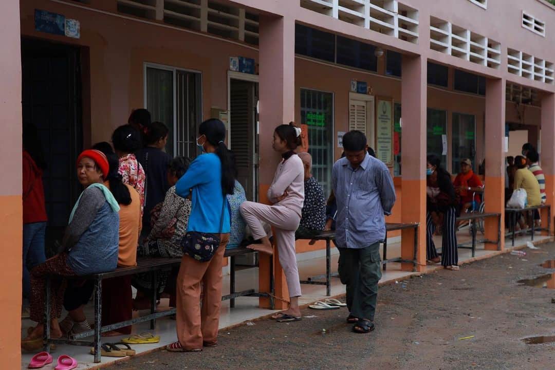 Shunsuke Miyatakeのインスタグラム：「Time for waiting /  So far, patients in Cambodia thought it couldn't be helped even if they were forced to wait for a long time when visiting a hospital for treatment or surgery, because they've been in a position to receive support.  待つ時間 /  これまでカンボジアの患者さんたちは支援を受けている立場なのだから、と治療や手術のために病院を訪れて長時間待たされたとしても仕方ないと思っていた。」