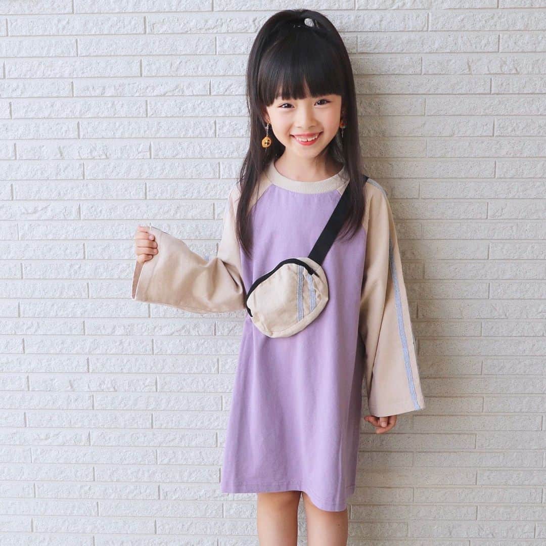 Akiのインスタグラム：「9/3 ・ 娘が自分で選んだ  @urbancherry_ のウエストバッグ付きワンピース👗 ・ ・ やっぱり自分で選んだだけあって 愛着度がすごい👧🏻 求めてないのにめっちゃポージングしてくる☺️ ・ イヤリングは 大好きな @chirp_terrace 🍪 ・ ・ 母ちゃんの日課は 娘が小学校で使っている自由帳を 毎晩眺めることなんだけど📖 ・ JSが描きがちな 目が異常にデカイ女の子の絵とか まぁ毎回微笑ましく見てるわけで ・ ・ そんな自由帳に 気になる1ページが ・ 忘れないように書いたのかなぁ… 実践したくて書いたのかなぁ… ・ ・ ヨーグルトにはちみつをいれると おいしくなる。 ヨーグルトにいちごをいれると おいしくなる。 ・ ・ そんなにヨーグルト食べたいの？☺️ ・ ・ ・ ・」