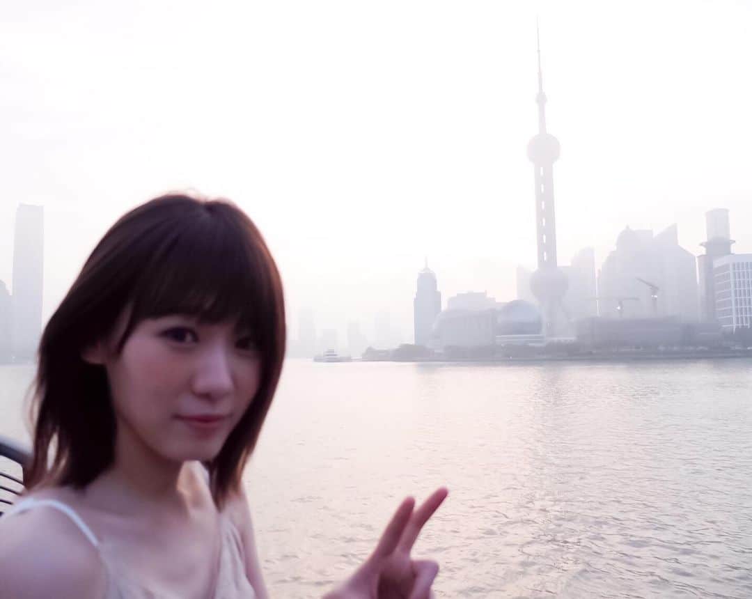 小池美波 1st写真集公式アカウントのインスタグラム：「外灘で東方明珠電視塔と。 #みいちゃんと旅 #小池美波 #みいちゃん #欅坂46 #小池美波写真集 #みいちゃん写真集 #青春の瓶詰め」