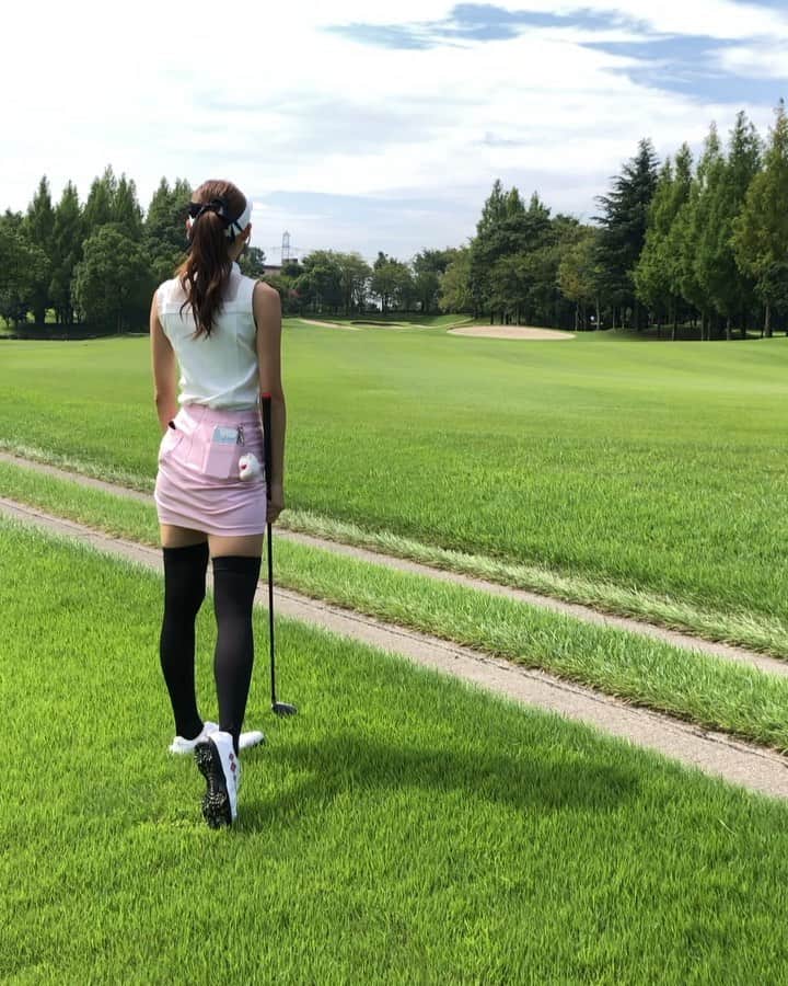 のインスタグラム：「たまにはウッドのスイング動画も⛳️ 二打目で飛ばせると楽🥺 右向いちゃう癖がなかなか直りません！  球の行方はバンカー越えて少し左に戻ってきたところでした😊 . #日焼けしたくないからグローブ両手つけてたものの片手がしっくりくるからポケットにしまってパンパンな件 . ☑︎ウェア @j.jane_japan . ☑︎クラブ @club_onoff AKA 5W . . #ゴルフコーデ #スイング動画 #ゴルフスイング動画 #golfswing #ちなスイング動画」