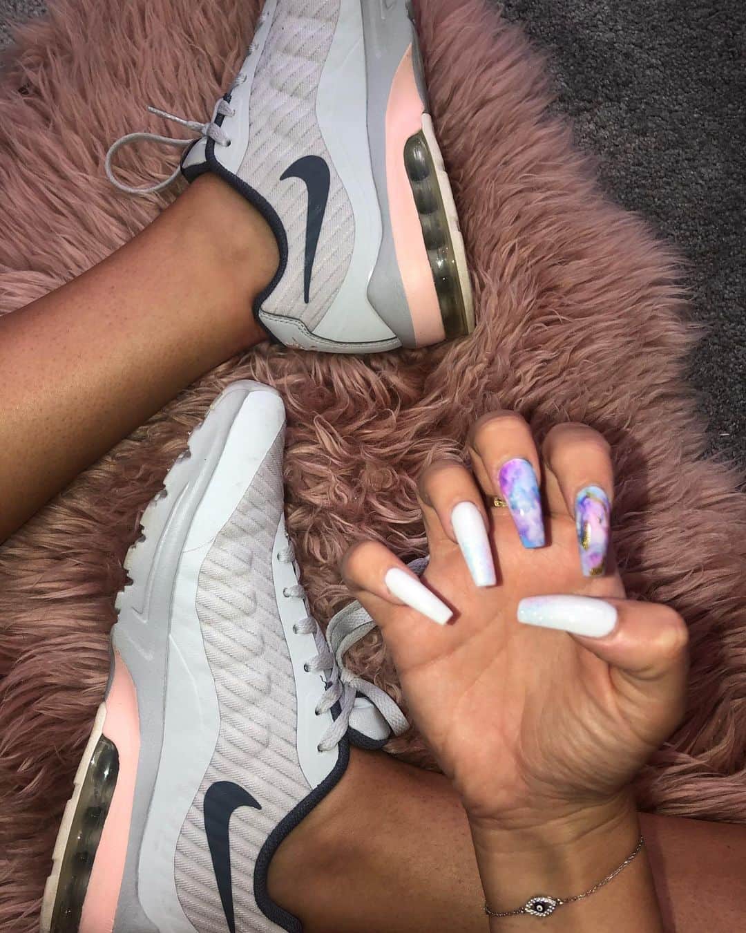 ジョージア・コウソウロウのインスタグラム：「marbal nails 😍.. Think these maybe one of my favs I have had ! 😍」