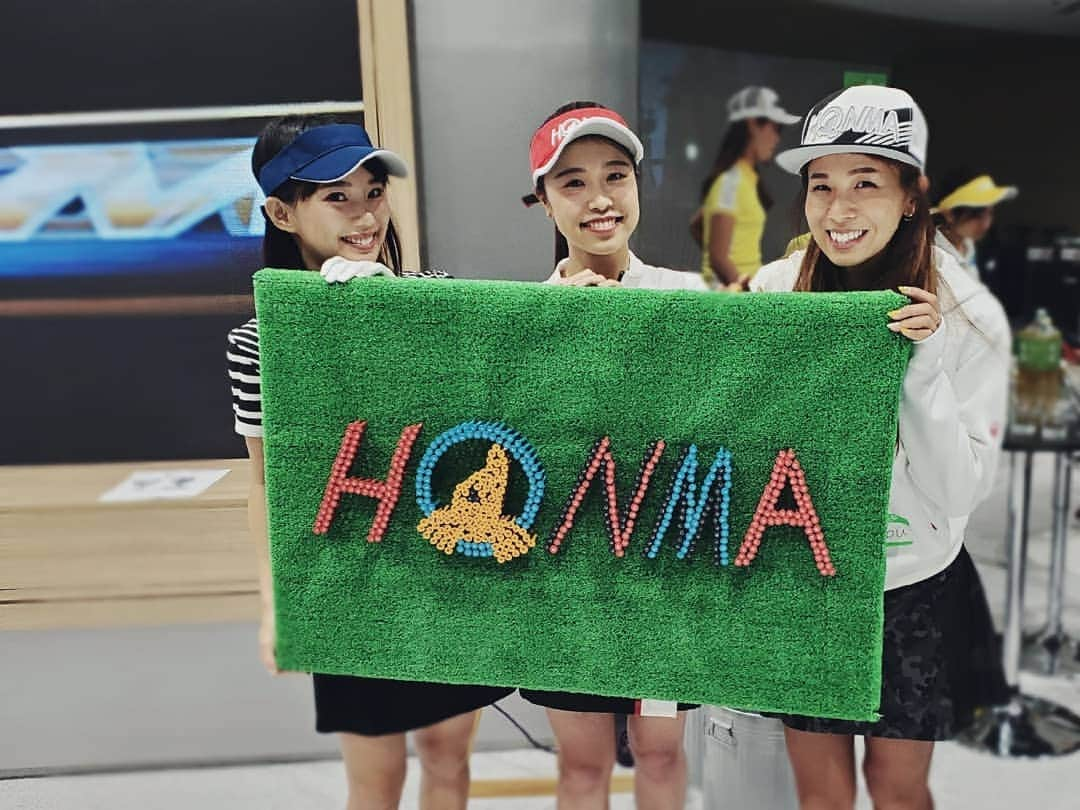 保坂玲奈さんのインスタグラム写真 - (保坂玲奈Instagram)「H  O  N  M  A ⛳ . 新橋銀座口すぐの場所に出来た 本間ゴルフへ遊びに行ってきました‪‪☺︎︎ . 日本一大きなスクリーンのシュミレーションがあって ゴルフ女子大集結でゲームをしたよ〜♪ . アプローチゲームでは 運が味方をして得点を稼げてなんと1位‪‪❤︎‬ 今月発売のウッドが貰えちゃう🥺🥺 . ラウンドではへなちょこわたしには つよい味方の2人が頑張ってくれて (わい完全にハンデ要員)2位に♡ . 一致団結して楽しめた💞 私が着ているトップスも本間ゴルフなんだけど スタイリッシュで可愛いかった❇️ "ほんまに？"グローブ発売されたら買う🥺 . . . #本間ゴルフ #honmagolf #ゴルフ #本間ゴルフ新橋 #本間ゴルフ銀座 #ゴルフ女子 #⛳ #ゴルフウェア #ゴルフコーデ #ゴルフファッション #ゴルフクラブ #renaogolf #ほんまにグローブ」9月3日 20時11分 - __renao_0707