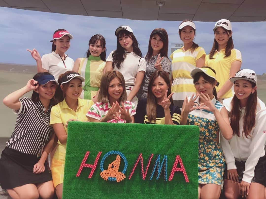 保坂玲奈さんのインスタグラム写真 - (保坂玲奈Instagram)「H  O  N  M  A ⛳ . 新橋銀座口すぐの場所に出来た 本間ゴルフへ遊びに行ってきました‪‪☺︎︎ . 日本一大きなスクリーンのシュミレーションがあって ゴルフ女子大集結でゲームをしたよ〜♪ . アプローチゲームでは 運が味方をして得点を稼げてなんと1位‪‪❤︎‬ 今月発売のウッドが貰えちゃう🥺🥺 . ラウンドではへなちょこわたしには つよい味方の2人が頑張ってくれて (わい完全にハンデ要員)2位に♡ . 一致団結して楽しめた💞 私が着ているトップスも本間ゴルフなんだけど スタイリッシュで可愛いかった❇️ "ほんまに？"グローブ発売されたら買う🥺 . . . #本間ゴルフ #honmagolf #ゴルフ #本間ゴルフ新橋 #本間ゴルフ銀座 #ゴルフ女子 #⛳ #ゴルフウェア #ゴルフコーデ #ゴルフファッション #ゴルフクラブ #renaogolf #ほんまにグローブ」9月3日 20時11分 - __renao_0707