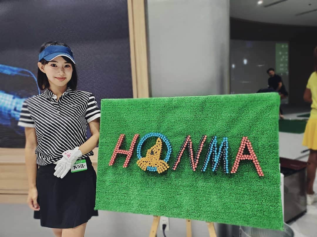 保坂玲奈さんのインスタグラム写真 - (保坂玲奈Instagram)「H  O  N  M  A ⛳ . 新橋銀座口すぐの場所に出来た 本間ゴルフへ遊びに行ってきました‪‪☺︎︎ . 日本一大きなスクリーンのシュミレーションがあって ゴルフ女子大集結でゲームをしたよ〜♪ . アプローチゲームでは 運が味方をして得点を稼げてなんと1位‪‪❤︎‬ 今月発売のウッドが貰えちゃう🥺🥺 . ラウンドではへなちょこわたしには つよい味方の2人が頑張ってくれて (わい完全にハンデ要員)2位に♡ . 一致団結して楽しめた💞 私が着ているトップスも本間ゴルフなんだけど スタイリッシュで可愛いかった❇️ "ほんまに？"グローブ発売されたら買う🥺 . . . #本間ゴルフ #honmagolf #ゴルフ #本間ゴルフ新橋 #本間ゴルフ銀座 #ゴルフ女子 #⛳ #ゴルフウェア #ゴルフコーデ #ゴルフファッション #ゴルフクラブ #renaogolf #ほんまにグローブ」9月3日 20時11分 - __renao_0707