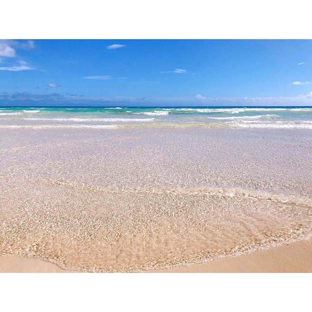 大谷朋子さんのインスタグラム写真 - (大谷朋子Instagram)「♡ * 渡口の浜(とぐちのはま)ビーチ🌴💙 * @blueturtle_miyakojima から続く 真っ白な砂浜が広がったビーチ！ 砂が細かくさらっさらで気持ちいい♡ * 波のプールみたいな天然の波が永遠に来るから楽しくて、ずっとゲラゲラ笑いながら遊んでいました◡̈⃝♪ * どこまでも遠浅が続いているので、 小さな子供連れにはぴったり！ 砂遊びもたっぷりできました👦🏻 * * #宮古島 #宮古島ビーチ #伊良部島 #渡口の浜 #とぐちのはま #宮古ブルー #宮古島カフェ #子連れ宮古島 #宮古島海遊び #Blueturtle #miyakoisland #miyakojima」9月3日 20時23分 - tomoko_ohtani