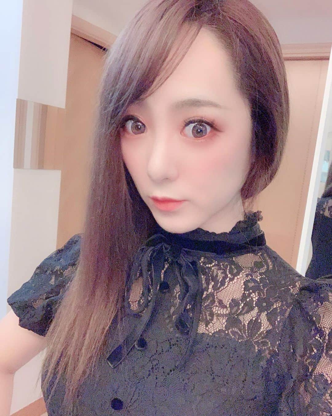 麻生唯のインスタグラム：「髪染めた♥ In Hongkong🍓  #Hongkong #casewaybay」