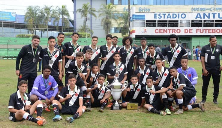 ジーコさんのインスタグラム写真 - (ジーコInstagram)「Obrigado a toda minha equipe que mais uma vez mostrou profissionalismo ,trabalho e competência para que a 22’Copa da Amizade Brasil Japao se tornasse um sucesso. Nas fotos ainda os árbitros que foram altamente importantes na disciplina e orientação aos jovens atletas,todos muito bem comandados por Artur Fera. A equipe vice campeã,Vasco recebendo o trofeu das mãos de Antonio Simoes, ex Presidente do CFZ do Rio. Recebendo as placas de agradecimento o Sr Hirano,da Casio que oferece um relógio a cada atleta do time campeão e Bruno e Andrade,da Adidas que oferecem as bolas e um kit aos melhores da competição.Obrigado Ricardo Sdei por mais uma vez apoiar o evento. Obrigado também ao Presidente da Riotur,Marcelo Alves assim como o Presidente do Vasco Alexandre Campelo por prestigiarem o evento.」9月3日 20時16分 - zico