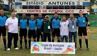 ジーコさんのインスタグラム写真 - (ジーコInstagram)「Obrigado a toda minha equipe que mais uma vez mostrou profissionalismo ,trabalho e competência para que a 22’Copa da Amizade Brasil Japao se tornasse um sucesso. Nas fotos ainda os árbitros que foram altamente importantes na disciplina e orientação aos jovens atletas,todos muito bem comandados por Artur Fera. A equipe vice campeã,Vasco recebendo o trofeu das mãos de Antonio Simoes, ex Presidente do CFZ do Rio. Recebendo as placas de agradecimento o Sr Hirano,da Casio que oferece um relógio a cada atleta do time campeão e Bruno e Andrade,da Adidas que oferecem as bolas e um kit aos melhores da competição.Obrigado Ricardo Sdei por mais uma vez apoiar o evento. Obrigado também ao Presidente da Riotur,Marcelo Alves assim como o Presidente do Vasco Alexandre Campelo por prestigiarem o evento.」9月3日 20時16分 - zico