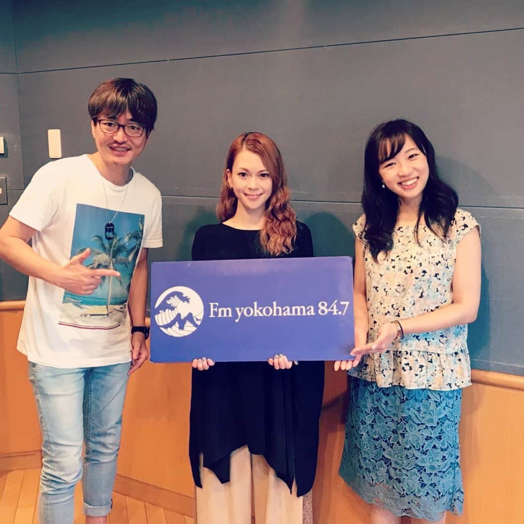 小柳ゆきのインスタグラム：「FmYokohama「Tresen」にゲスト出演でした！ クイズで2問正解できたので明日も新曲かけてくださると🤩楽しかったです✨ . さて、今日の夜12時を超えると同時に最新シングル配信スタートです💕 なので、今夜11:55からインスタライブでカウントダウンしようと思います!!! 是非皆さんご参加くださいませ🙇‍♂️ . . とゆうことで、今日も最後のカウントダウン。 「Prelude」配信リリースまで、あと… . ‼️1日‼️ . . #fmyokohama #tresen #小柳ゆき #prelude」