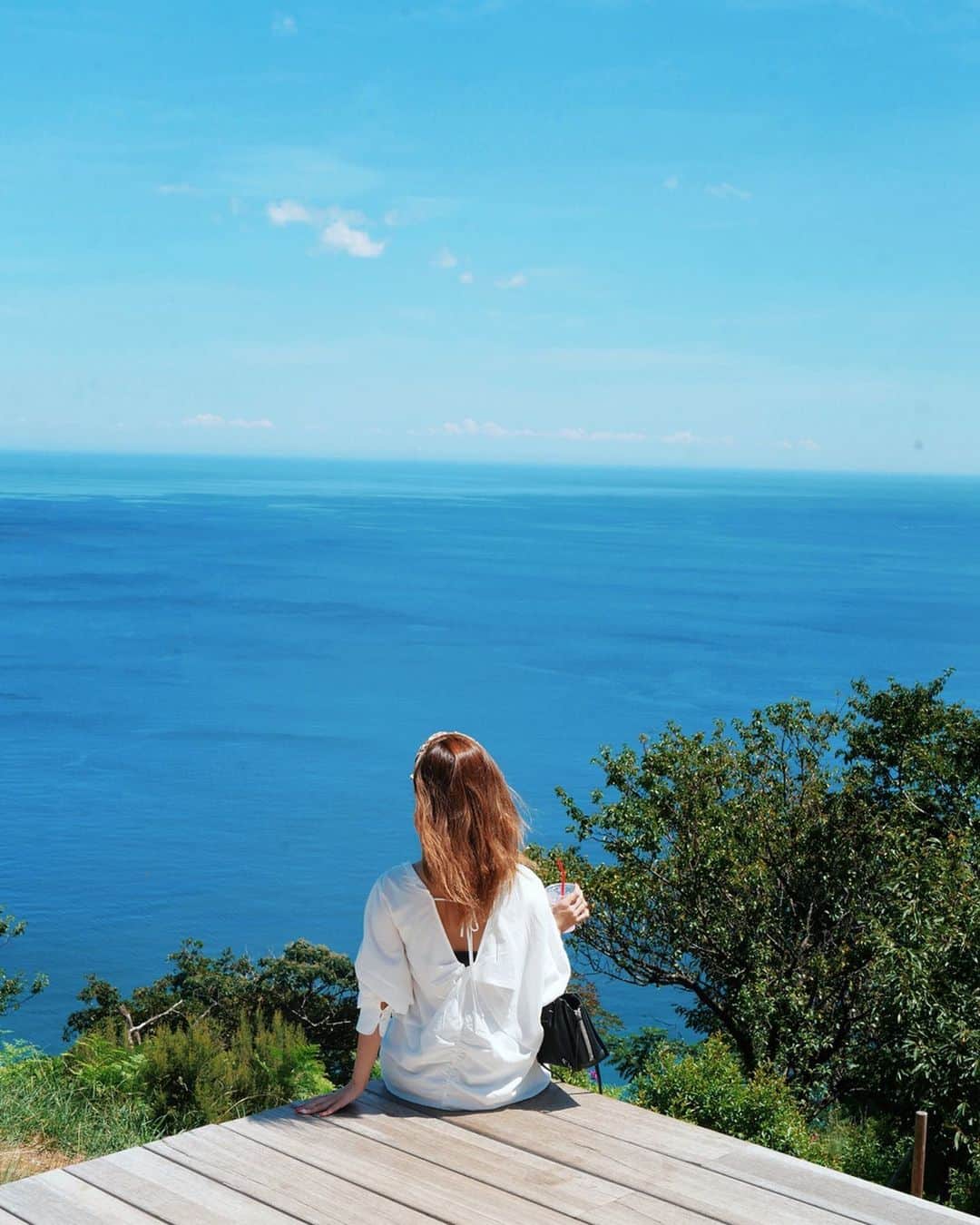 一木美里さんのインスタグラム写真 - (一木美里Instagram)「💙💧𝑬𝒗𝒆𝒓𝒚 𝒅𝒓𝒐𝒑 𝒊𝒏 𝒕𝒉𝒆 𝒐𝒄𝒆𝒂𝒏 𝒄𝒐𝒖𝒏𝒕𝒔🌊 :#YokoOno 🌿💙 海の全部が大好き。  #photobydad  #ocean#beautifulnatures#japax#instatravel #garden#rosegarden#photospot#アカオハーブアンドローズガーデン#熱海#atami#hotsprings」9月3日 20時17分 - misato_ichiki
