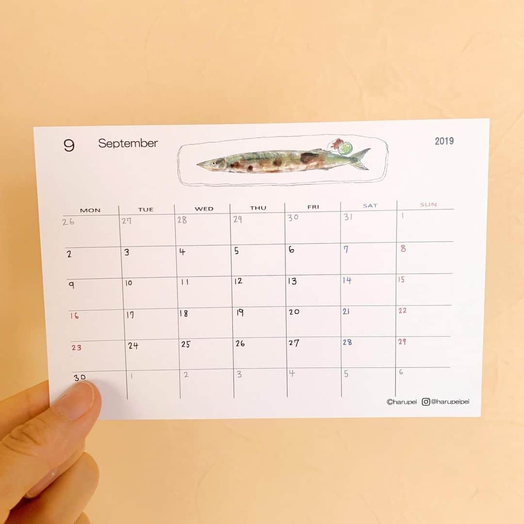ハルペイさんのインスタグラム写真 - (ハルペイInstagram)「😘 初秋刀魚ちゃん。 . カレンダーかえたかな。 もう9月だよ！ . #秋刀魚#さんま#さんまの塩焼き  #食べ物イラスト  #カレンダー . 来年のカレンダーも印刷に出しましたー😪 なんとか9月中には発売したい😗 . #おまちください . #harupei#doodle#draw#drawing#illustrator#illustration#japan#絵#雑貨#湘南#イラスト#イラストレーター#ゆるいイラスト#ゆるい#ゆるかわ #茅ヶ崎」9月3日 20時18分 - harupeipei