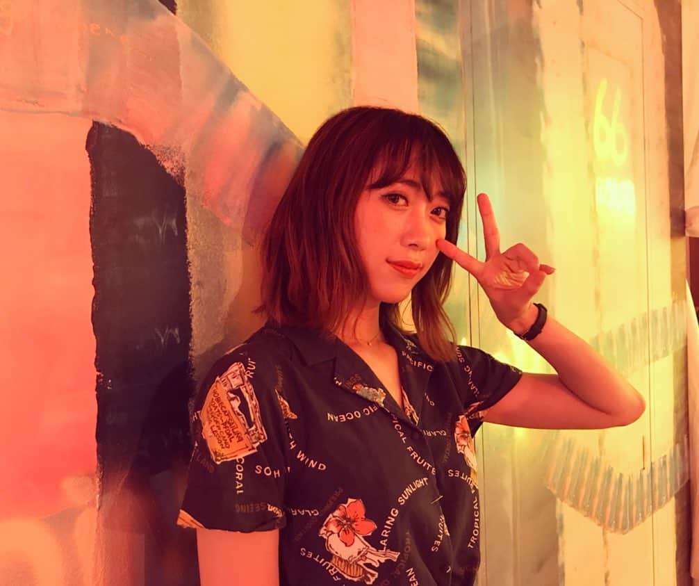 のインスタグラム：「3年ぶり？くらいに#赤坂 のお祭りで歌います〜 #観覧無料 なのでお近くの方は是非！ 🍁赤坂秋まつり🍁 @一ツ木通り  9/13(金)19:00〜 9/14(土)16:00〜 ・ ・ 楽屋で一丁前にストレッチしてる〜w ・ ・ ・ #今年はお祭り一回も行けなかった #祭り #お祭り #一ツ木通り #フリーライブ #歌手 #シンガー #ボーカル #miaka #akasaka」