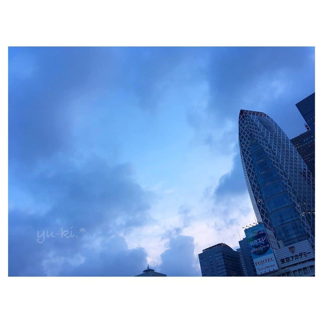 二見夕貴さんのインスタグラム写真 - (二見夕貴Instagram)「. 都内は土砂降りですね °.・. ☁︎ °・。 . 今日の撮影、屋外シーンの時は なんとか予報に反して晴れ女発揮したけど 帰りはどうかしら…🤔＊( きっと止むはず♡ ) . . #空まにあ . この写真もどんより天気の日に 夕方ひょっこり顔を出した空＊. ° 曇りの日でも空のチェックは欠かせない😊 . #beautifulsky #cloudysky #clouds #ilovesky #twilightsky #cameragirl #shinjuku #tokyosky #綺麗な空 #曇り空 #空好き #空部 #雲部 #夕暮れの空 #カコソラ #カメラ女子 #新宿 #写真好きな人と繋がりたい #空好きな人と繋がりたい」9月3日 20時19分 - yyyuki___