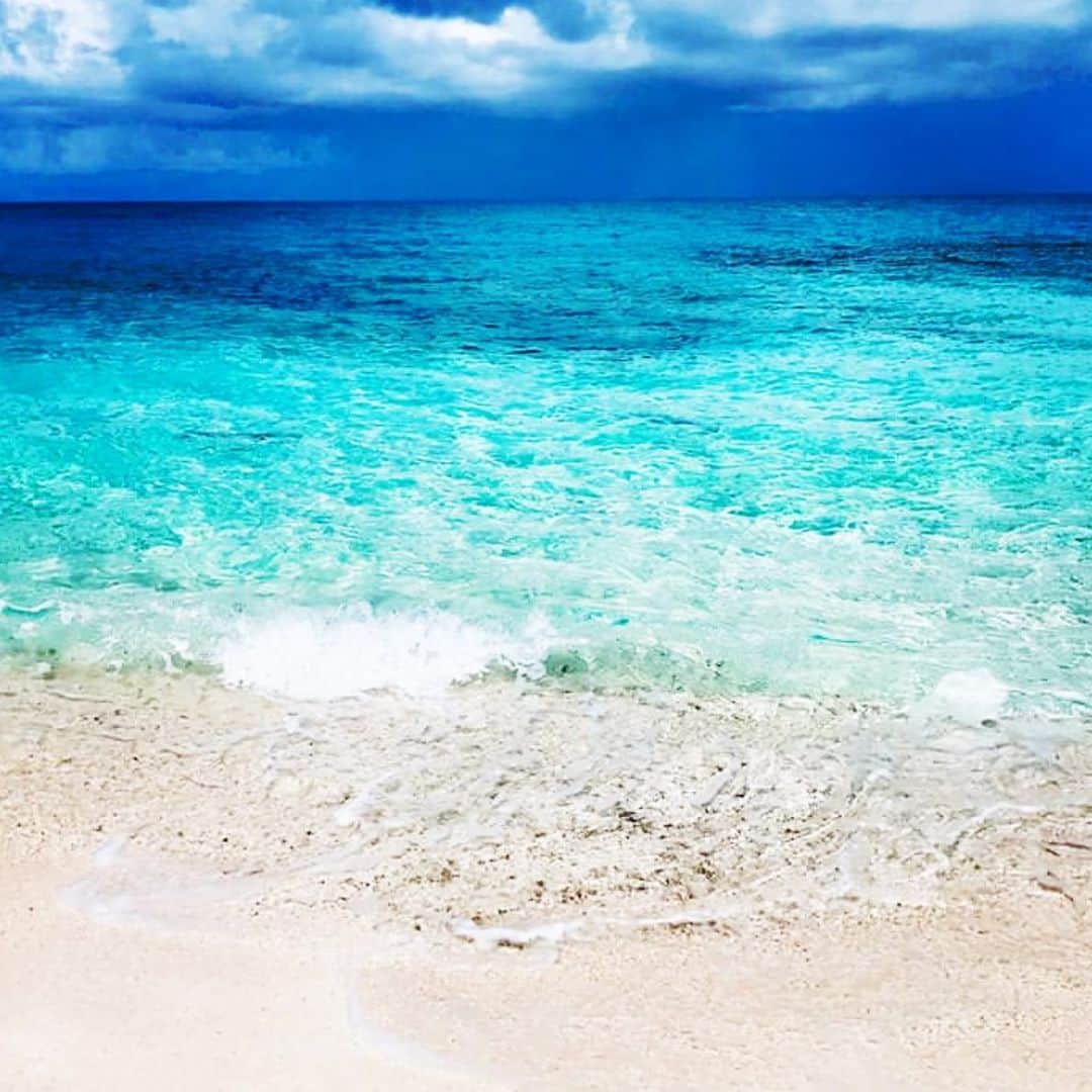ボビー・ブラウンのインスタグラム：「We will rebuild. #bahamas #abaco #marshharborbahamas 🇧🇸💙🙏Stand by for where you can donate. Thinking of all of you who have faced such unbelievable hardships. We are here for you. If any of my friends who live there can let me know you’re safe, please respond.」