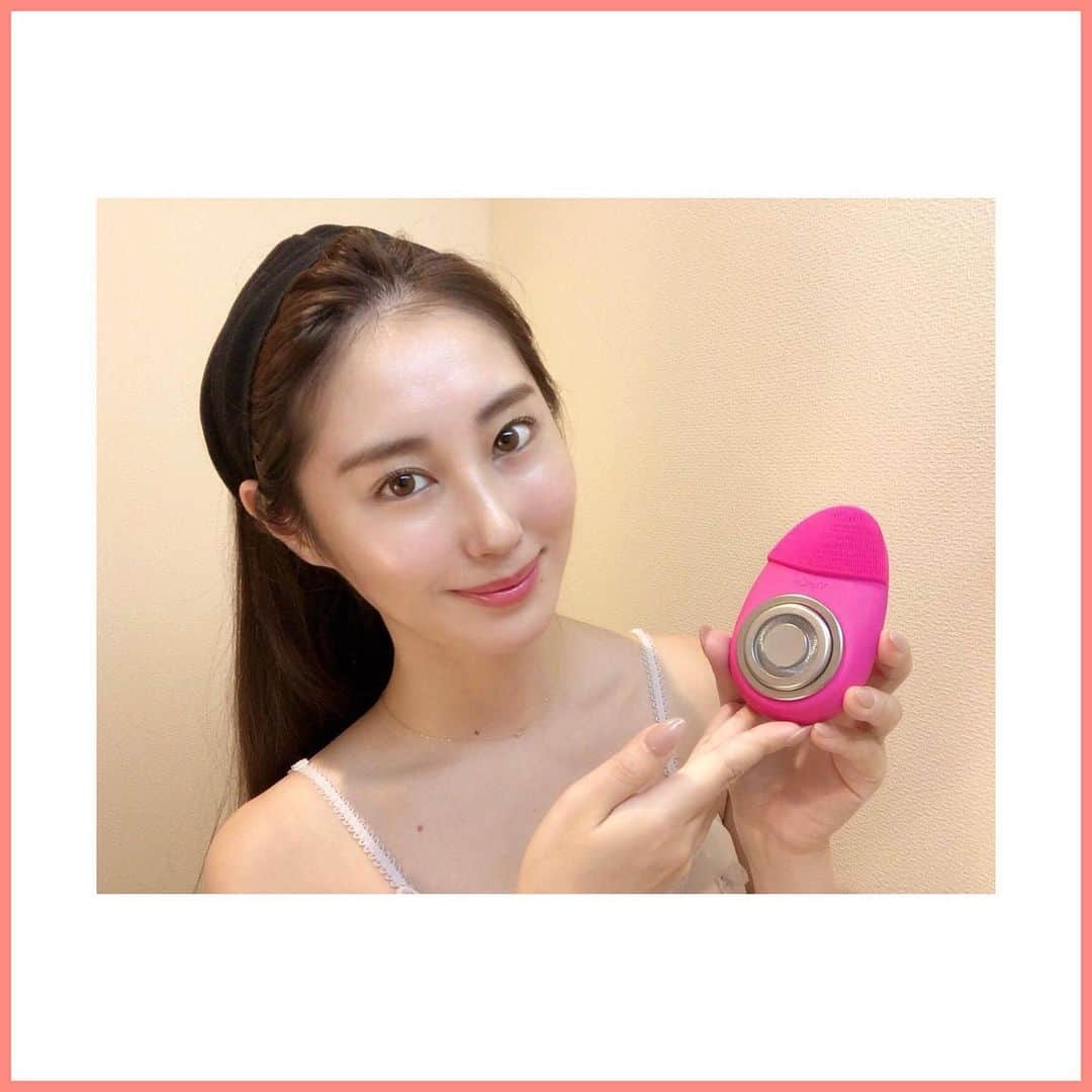 八尋莉那のインスタグラム：「🌹VigiCo BEAUTY🌹 こちらは洗顔時に使えるアデランスさんの新商品で明日発売です☺️ 4日前の晩から使用させていただき、これは凄い😲❤️と、是非皆さまにお勧めしたいお品でしたのでInstagramでもご紹介させていただきます✨  充電式でとても軽いのにパワフル💫 しっかり汚れを落とすって大事ですよね✨ 今までは良いものを塗る事ばかりに意識がいっていましたが、毛穴が綺麗になれば段違いでお化粧ノリも良くなりますね❣️ ファンデーションのノリの良さと洗顔後に行うスキンケアの入りの良さで私は効果を確信しました💕 洗顔料を泡泡にしてお顔中をくるくる🌀 ちなみに防水なのでお風呂場に持ち込んでデコルテまでケアしています☝🏻 先が少し細くなっていて、丸みもあるので鼻の横や顎のラインもしっかり洗浄できますよ🧚🏻‍♀️ この形は骨格にフィットして使いやすいです💕  私がイメージキャラクターを務めさせていただいているヘアドライヤーN-Led Sonicは勿論の事、 アデランスさんの商品は素晴らしいものばかりなので是非チェックしてみてくださいね☺️❣️ ・ #ADERANS#Beaustage#VigiCo#VigiCoBEAUTY#Beauty#アデランス#ビューステージ#新商品#肌ケア#毛穴#毛穴ケア#美肌#ビューティー#美容機器」