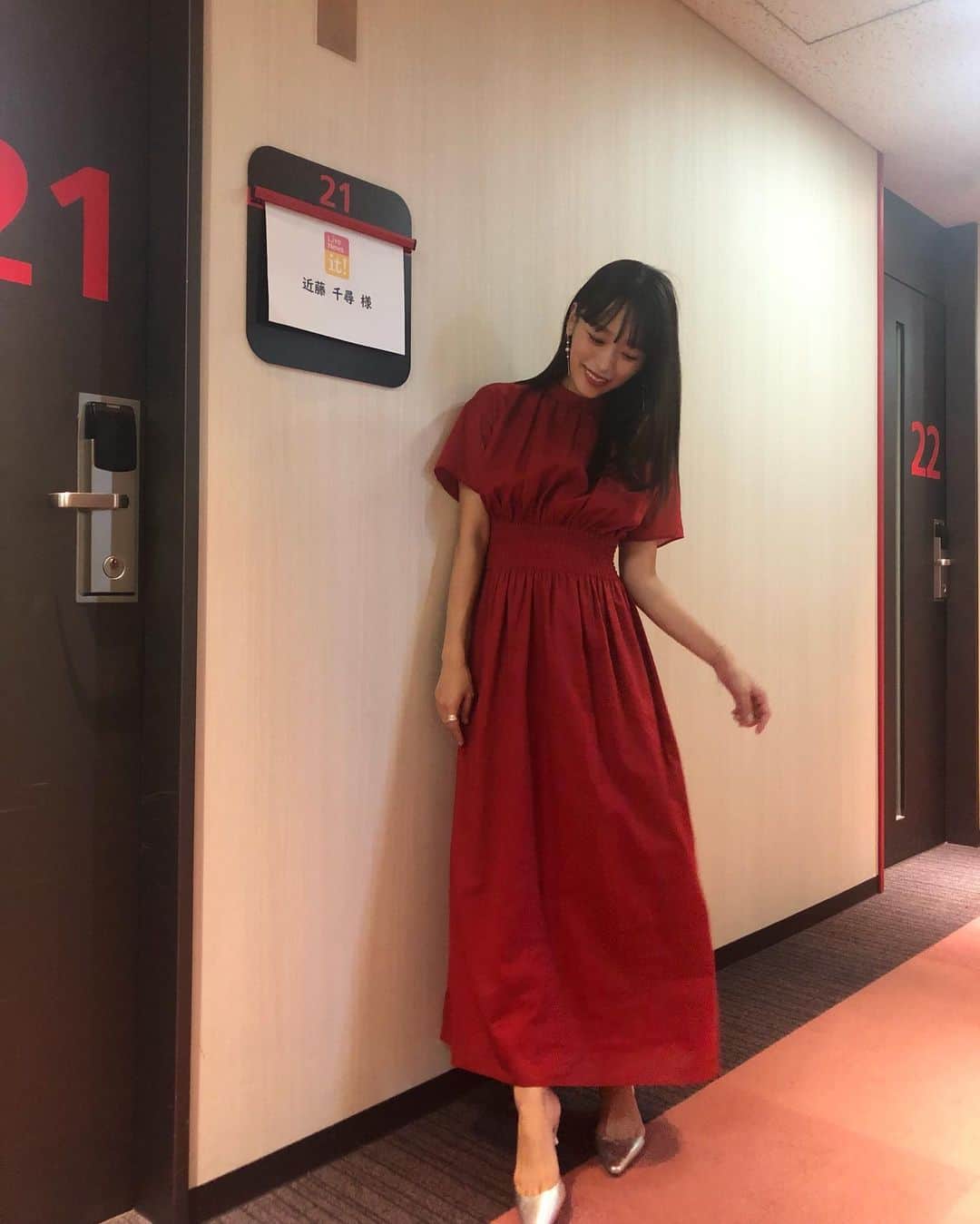 近藤千尋のインスタグラム：「昨日の @livenews_it  の衣装です❤️ @elendeek  の真っ赤なワンピース😍 今日は後期検査👶へ行って 元気な赤ちゃんもエコーで見れました💓 明日は結婚記念日を理由に 家族でプチ旅行🚗笑 家族四人では最後かな👨👩👧🐶 #衣装 #elendeek」