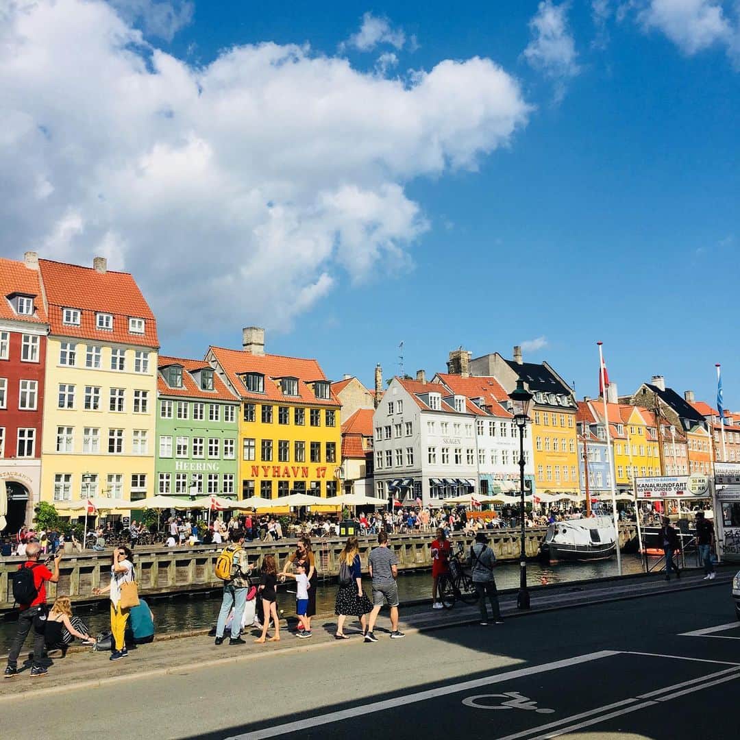 InRedさんのインスタグラム写真 - (InRedInstagram)「8月に桐谷美玲さんとデンマーク・コペンハーゲンに行ってきました😊🇩🇰✈️ . 街全体が穏やかで優しくて、アートやインテリアがたっぷり堪能できて、ごはんも美味しい😋✨ 写真1枚目は街の象徴ニューハウン。カラフルなお家が可愛いです💛💚🧡 . ロケメンバー全員、コペンハーゲンが大好きになった楽しい撮影でした✨ InRed10月号から12月号までコペンハーゲンロケのページが掲載されますので、ぜひご覧くださいませ😊🇩🇰🇩🇰hk . #桐谷美玲 #デンマーク #🇩🇰 #コペンハーゲン #ニューハウン #新北欧料理 #北欧インテリア #hay #イルムス #インテリア #アート #チボリ公園 #デザインミュージアム #ルイジアナ美術館 #撮影 #inredmagazine #inred10月号」9月3日 20時24分 - inrededitor