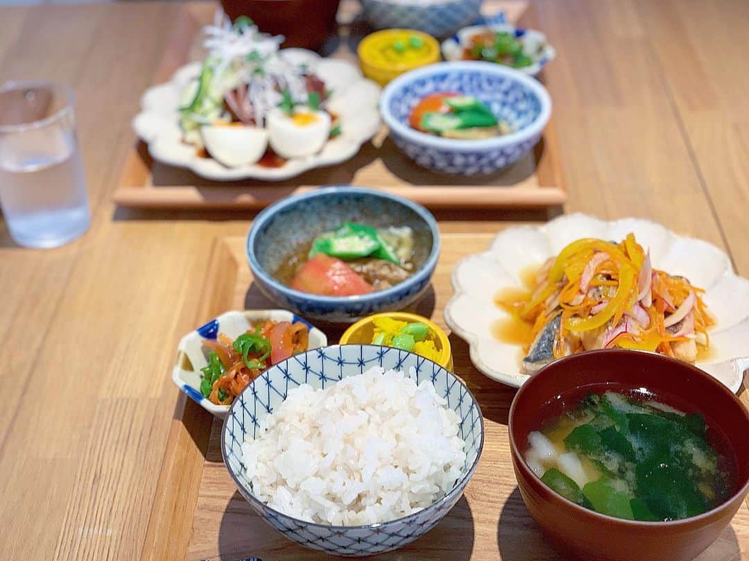 尾崎ななみさんのインスタグラム写真 - (尾崎ななみInstagram)「ㅤㅤㅤㅤㅤㅤㅤㅤㅤㅤㅤㅤㅤ  ㅤㅤㅤㅤㅤㅤㅤㅤㅤㅤㅤㅤㅤ  ㅤㅤㅤㅤㅤㅤㅤㅤㅤㅤㅤㅤㅤ ❁︎伊勢志摩アンバサダーが行く地元散策❁︎ ㅤㅤㅤㅤㅤㅤㅤㅤㅤㅤㅤㅤㅤ 前回の記事で紹介したマカロンのお店の同じ敷地にあるカフェでランチ。 ㅤㅤㅤㅤㅤㅤㅤㅤㅤㅤㅤ 食堂/喫茶アオイ @aoi.2018_05 ㅤㅤㅤㅤㅤㅤㅤㅤㅤㅤㅤ ㅤㅤㅤㅤㅤㅤㅤㅤㅤㅤㅤ ランチメニューは魚か肉が選べる2種類 ✧︎ ㅤㅤㅤㅤㅤㅤㅤㅤㅤㅤㅤ 器が可愛いーーෆ̈ お料理はボリュームがあり、お腹いっぱいになりました(｡･о･｡) ㅤㅤㅤㅤㅤㅤㅤㅤㅤㅤㅤㅤㅤㅤ ㅤㅤㅤㅤㅤㅤㅤㅤㅤㅤㅤㅤㅤ デザートにはプリンを♬ 固めプリンが大好物なので、注文は外せない。笑 ㅤㅤㅤㅤㅤㅤㅤㅤㅤㅤㅤㅤㅤ ㅤㅤㅤㅤㅤㅤㅤㅤㅤㅤㅤㅤㅤ ランチは予約も出来ましたよ♡ 美味しかったです‼︎ ㅤㅤㅤㅤㅤㅤㅤㅤㅤㅤㅤ  ㅤㅤㅤㅤㅤㅤㅤㅤㅤㅤㅤ ㅤㅤㅤㅤㅤㅤㅤㅤㅤㅤㅤㅤㅤ ㅤㅤㅤㅤㅤㅤㅤㅤㅤㅤㅤㅤㅤㅤㅤㅤㅤㅤㅤㅤㅤㅤㅤㅤㅤ  ㅤㅤㅤㅤㅤㅤㅤㅤㅤㅤㅤㅤㅤㅤㅤㅤㅤㅤㅤㅤㅤㅤㅤㅤ ㅤㅤㅤㅤㅤㅤㅤㅤㅤㅤㅤㅤㅤ  ㅤ  ㅤ  ㅤ ✧︎*⑅୨୧┈┈┈┈୨୧⑅* ❁︎⑅୨୧┈┈┈┈୨୧⑅✧︎*。 #三重#三重県#伊勢志摩#伊勢#伊勢市#食堂喫茶アオイ#和食#伊勢志摩アンバサダー#尾崎ななみ」9月3日 20時26分 - nanami_ozaki_73