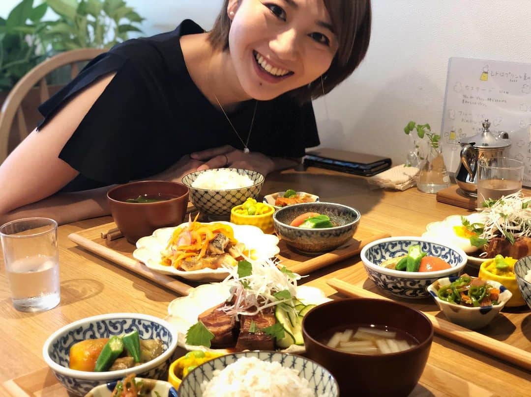 尾崎ななみさんのインスタグラム写真 - (尾崎ななみInstagram)「ㅤㅤㅤㅤㅤㅤㅤㅤㅤㅤㅤㅤㅤ  ㅤㅤㅤㅤㅤㅤㅤㅤㅤㅤㅤㅤㅤ  ㅤㅤㅤㅤㅤㅤㅤㅤㅤㅤㅤㅤㅤ ❁︎伊勢志摩アンバサダーが行く地元散策❁︎ ㅤㅤㅤㅤㅤㅤㅤㅤㅤㅤㅤㅤㅤ 前回の記事で紹介したマカロンのお店の同じ敷地にあるカフェでランチ。 ㅤㅤㅤㅤㅤㅤㅤㅤㅤㅤㅤ 食堂/喫茶アオイ @aoi.2018_05 ㅤㅤㅤㅤㅤㅤㅤㅤㅤㅤㅤ ㅤㅤㅤㅤㅤㅤㅤㅤㅤㅤㅤ ランチメニューは魚か肉が選べる2種類 ✧︎ ㅤㅤㅤㅤㅤㅤㅤㅤㅤㅤㅤ 器が可愛いーーෆ̈ お料理はボリュームがあり、お腹いっぱいになりました(｡･о･｡) ㅤㅤㅤㅤㅤㅤㅤㅤㅤㅤㅤㅤㅤㅤ ㅤㅤㅤㅤㅤㅤㅤㅤㅤㅤㅤㅤㅤ デザートにはプリンを♬ 固めプリンが大好物なので、注文は外せない。笑 ㅤㅤㅤㅤㅤㅤㅤㅤㅤㅤㅤㅤㅤ ㅤㅤㅤㅤㅤㅤㅤㅤㅤㅤㅤㅤㅤ ランチは予約も出来ましたよ♡ 美味しかったです‼︎ ㅤㅤㅤㅤㅤㅤㅤㅤㅤㅤㅤ  ㅤㅤㅤㅤㅤㅤㅤㅤㅤㅤㅤ ㅤㅤㅤㅤㅤㅤㅤㅤㅤㅤㅤㅤㅤ ㅤㅤㅤㅤㅤㅤㅤㅤㅤㅤㅤㅤㅤㅤㅤㅤㅤㅤㅤㅤㅤㅤㅤㅤㅤ  ㅤㅤㅤㅤㅤㅤㅤㅤㅤㅤㅤㅤㅤㅤㅤㅤㅤㅤㅤㅤㅤㅤㅤㅤ ㅤㅤㅤㅤㅤㅤㅤㅤㅤㅤㅤㅤㅤ  ㅤ  ㅤ  ㅤ ✧︎*⑅୨୧┈┈┈┈୨୧⑅* ❁︎⑅୨୧┈┈┈┈୨୧⑅✧︎*。 #三重#三重県#伊勢志摩#伊勢#伊勢市#食堂喫茶アオイ#和食#伊勢志摩アンバサダー#尾崎ななみ」9月3日 20時26分 - nanami_ozaki_73