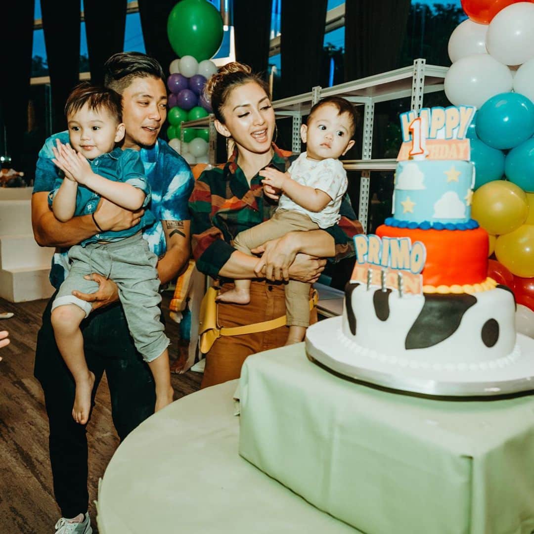 Iya Villaniaさんのインスタグラム写真 - (Iya VillaniaInstagram)「What family pix look like these days 🙈😂 but seriously, finally about to share snippets from our first major party for the boys ❤️ Thank you @babyscapeph for always being there for such major moments in our lives! From wedding (@metroeventscape) to the birthday party of our babies @babyscapeph! ❤️ and @partystationphils, thank you for the set-up! ❤️ Funny that I always said I wouldn’t be that mum that would do joint bday celebrations 😂 ang ending... eto 🤣 I must say! SULIT! 😂  Will share the food carts and activities we had for the kids in the next couple of posts 😊 📸 @rocket」9月3日 20時26分 - iyavillania