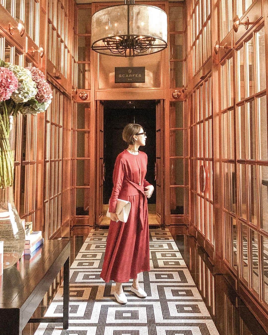 花井瑠美のインスタグラム：「名前通りの素敵過ぎるhotel🥀 @rosewoodlondon ・ センスが神。 なんて美しいの。 トラディショナルでクラシック。 モダンでエレガント。 まさにタイプ❤︎ 品のあるライフスタイル ファッションもインテリアも 好きなもので埋め尽くしたい。  少しluxury 少しconservative 少しmodern 少しelegant 少しclassic  なんでもやり過ぎずバランス良いものに センスを感じる❤︎ ・ #londontrip#rosewoodhotels #luxuryhotel#retrogirl#travel #ライフスタイル#ヨーロッパ旅行#英国」