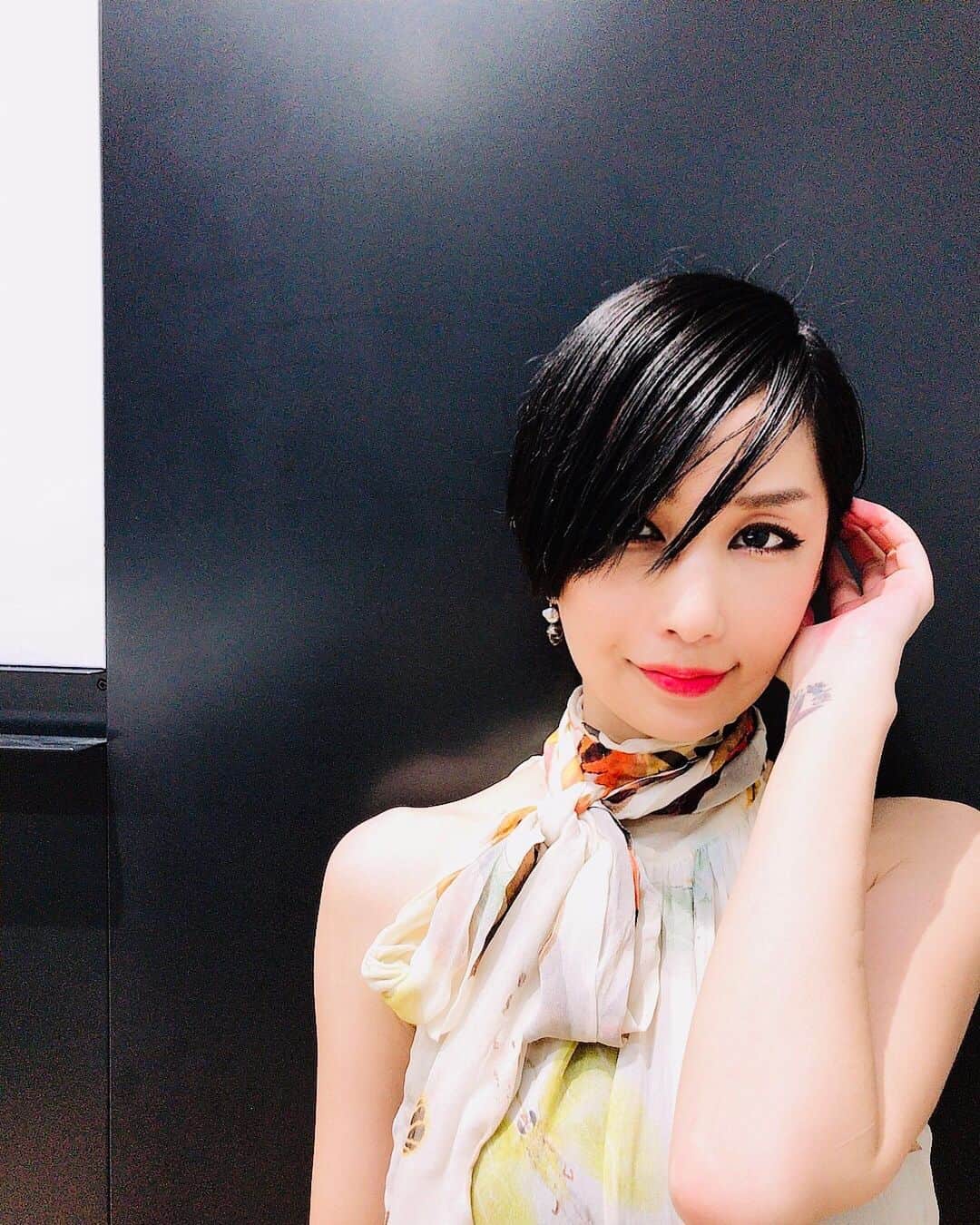 中島美嘉さんのインスタグラム写真 - (中島美嘉Instagram)「. 髪型褒めてくれた方 ありがとう！  とか言って  #実はやわらかいのです」9月3日 20時29分 - mikanakashima_official