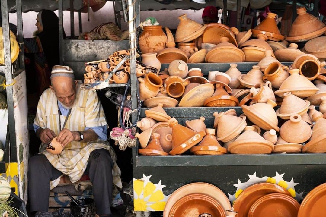 フィガロジャポンさんのインスタグラム写真 - (フィガロジャポンInstagram)「料理家の細川亜衣さんによる連載「旅と料理。」第８回目はモロッコ。モロッコを象徴する料理道具、タジンを使って作る「オクラのタジン」のレシピ。⠀ photo : @yoyomarch⠀⠀⠀⠀ #figarojapon #細川亜衣 #レシピ #タジン #モロッコ #旅と料理 #フィガロ9月号」9月3日 20時30分 - madamefigarojapon