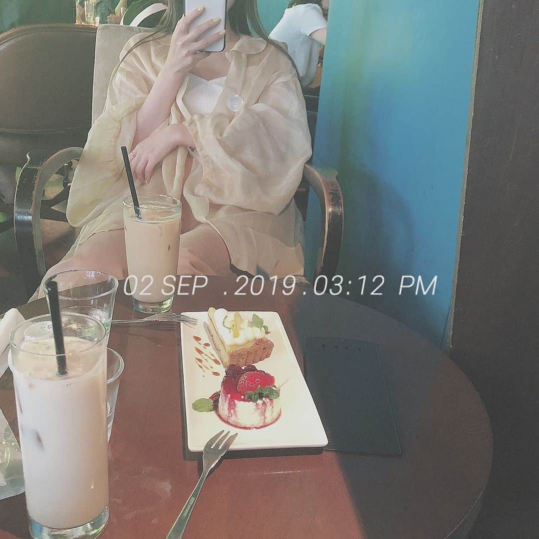 のインスタグラム：「* misaとご飯食べて古着屋巡りして ネイルして朝方まで遊んでた🥺🦋w 充実しすぎた一日💭❤︎」