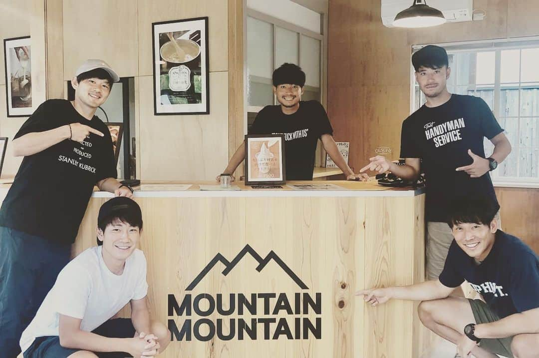 喜山康平さんのインスタグラム写真 - (喜山康平Instagram)「⛰🍖🐟☕️📷 . . #蒜山 #先日 #夏の思い出 #仲間 #バーベキュー #近所の子供達 #リフティング教えてあげた #できるようになったかな #ナツノオワリ #清水翔太  #聞きたくなる #Tシャツ #かぼす職人 #沖縄土産 #色違い #シェフの朝飯 #土鍋で炊く #練乳コーヒー #自然満喫 #蒜山いいんです」9月3日 20時34分 - koheikiyama_