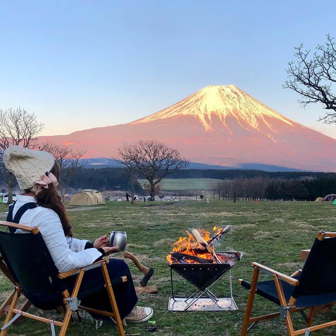のインスタグラム：「#キャンプ#camp#camping #outdoor #キャンプ#アウトドア#キャンプ飯#cafe #カフェ#朝ごはん#富士山#ふもとっぱら#instagood #instafood #外カフェ#女子キャンプ#女子キャン #外ごはん#outdoorlife#canon# * 🌟🌟🌟NHK 美の壷🌟🌟🌟 ✨✨全国放送✨✨ * 本編 ✨再放送 ✨とたくさん放送していただきました😊✨✨ * * 大好きなキャンプ場でこんな素晴らしい富士山😍 ❤️ ❤️ 最高のロケーションでのテレビ撮影になりました😍✨ * * 記録用に😊✨✨」