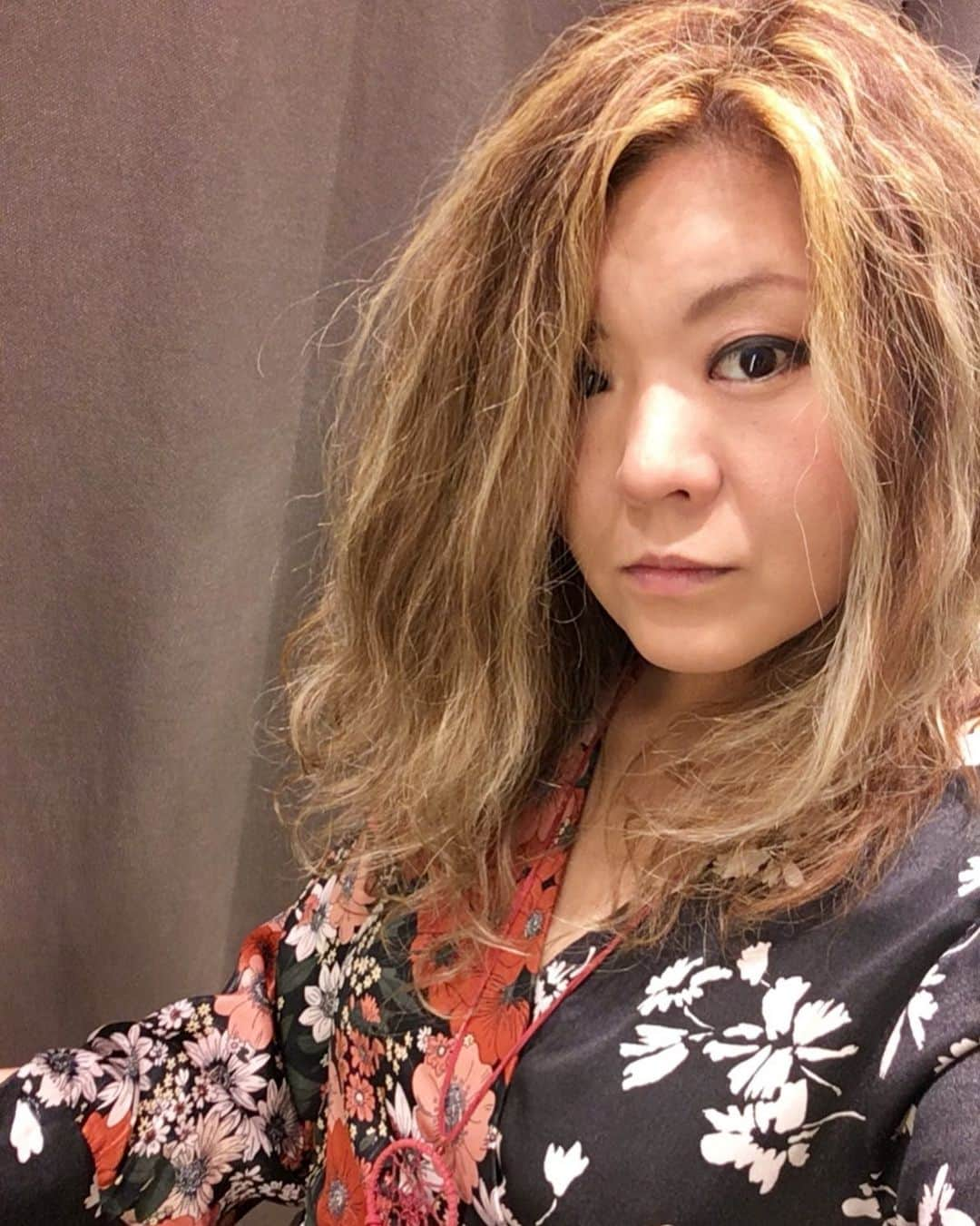 Tammyさんのインスタグラム写真 - (TammyInstagram)「「こん時くらい毛伸ばしたら、女らしなるやろ〜」と友人に言ったら . 「…ぅーん、それ以前に、ものすごい毛量やな、、、笑」  と言われたから、  現在、肩まで伸びた髪を切ろうか、迷っている。。涙 . 「それ以前に髪の手入れやな…笑」  と言われたので、 . 「ろ、、ロックンローラーやからなぁ…知らんけど…」 とゆーたら、大笑いされたやで。  ぅーん、もう、いっそのこと、  アフロにしよかな…笑  #Tammy #Tammyyanen #photo #シンガーソングライター #唄 #ギター #singer #songwriter #guitar #artist  #solo #music #song #blues #rock #ロック #恩学 #音楽 #想い #art #live #love #life #hair #髪型 #ロングヘア #longhair #悩む #女らしさ #どこいった」9月3日 20時36分 - tammyyanen