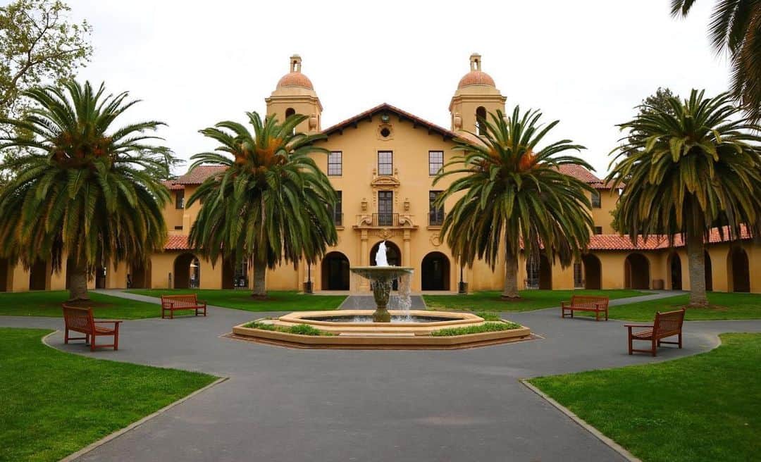 アメリカ大使館さんのインスタグラム写真 - (アメリカ大使館Instagram)「この写真からこの場所はどんな所を想像しますか⁉️ 実はここスタンフォード大学構内で撮った1枚📸 スタンフォード大学の建物は、スパニッシュ様式な建築で有名なんですよ . #us #usa #america #california #stanford #university #college #studyabroad #spanishstyle #campus #architecture #campuslife #アメリカ #留学 #大学 #学生生活 #キャンパスライフ #建築 #散歩 #スパニッシュ #語学留学 #海外生活 #instaphoto #gobacktoschool #新学期スタート #ivyplus」9月3日 20時41分 - usembassytokyo