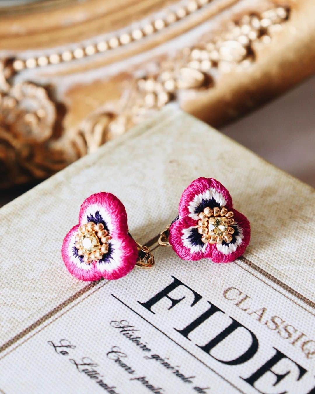 handmade shopのインスタグラム：「9月のonline shopオープンのお知らせ🌟﻿ ﻿ 9/6(金)21:00から4日間﻿ online shopをオープンします﻿ ﻿ 今回からお花のアクセサリーを﻿ 受注生産にて販売します！﻿ ﻿ 今まではそれぞれ1点のみの販売でしたが﻿ 「ゆっくりとお買い物を楽しんでいただきたい」﻿ という気持ちが大きくなってきましたので﻿ 今回から販売の仕様を変更いたします﻿ ﻿ 受注生産だと売り切れになることは﻿ ありませんのでごゆっくりと﻿ お買い物を楽しんでいただけます🌼﻿ ﻿ 受注生産の形に変更するのは﻿ もろもろと準備が大変でしたが﻿ 少しでもみなさまが喜んでいただけると﻿ 嬉しいなと思っています😊﻿ ﻿ ﻿ 今回販売するのは﻿ ピアス、イヤリング、ブローチです﻿ 9/6金曜日の21時からonline shopオープンです﻿ ﻿ いつもの一粒サイズに加えて﻿ 小粒サイズも今回から販売いたします﻿ ので楽しみにされていてください✨」