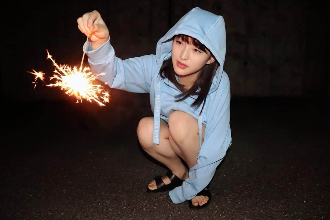 田島芽瑠さんのインスタグラム写真 - (田島芽瑠Instagram)「家族で今年初花火🎇  #手持ち花火 #milkfed #パーカー #パーカー女子」9月3日 20時37分 - meru_chan_official