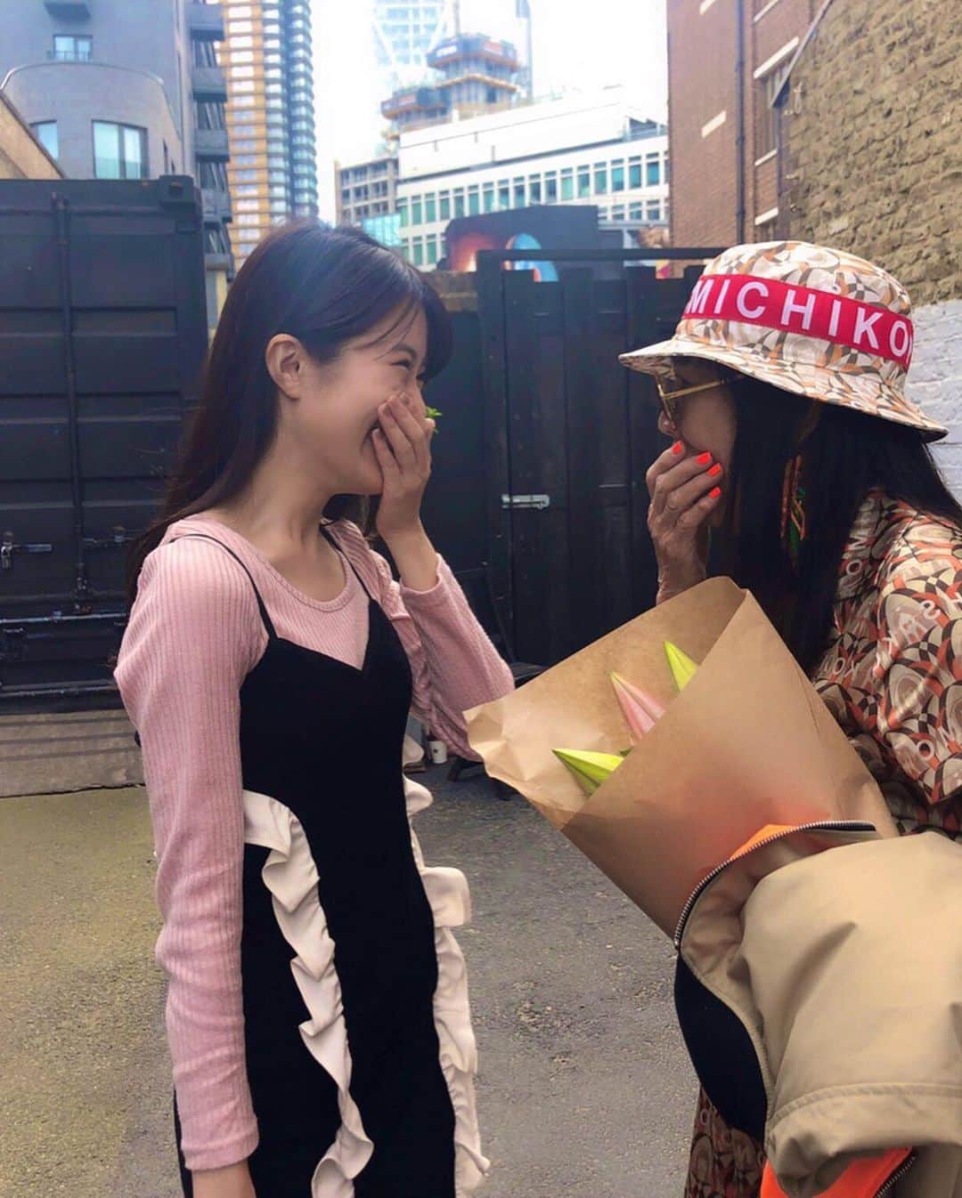 高木由麻奈さんのインスタグラム写真 - (高木由麻奈Instagram)「#コシノミチコ さんが居てくださったから、 決心してLondonに来ることが出来ました。  そして今、色んな方々と出会い、 多くの事を学び、濃く充実した日々を過ごしています。  感謝🙏✨ 環境で性格も変わるだろうから、良い方に変われるように😂 後数ヶ月この土地で楽しみますっ♪  #YMS #ワーホリ  #michikolondon #london #fashion #ミチコロンドン」9月3日 20時37分 - yumana.t