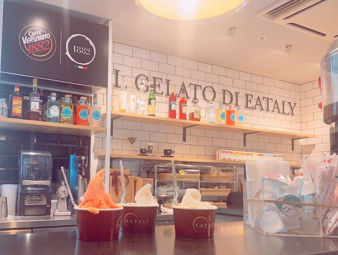 長谷川萌美さんのインスタグラム写真 - (長谷川萌美Instagram)「. . ジャラート🍨💕 いただきました！ . 沢山種類がありました！私はレモンでさっぱり🍋 . 夏の暑さから気温が少し下がったとはいえ、湿度があってまだ蒸し暑い！美味しかった♡🥄 .  #ビタスイ #ジェラート #イタリア #tokyo #italy #gelato」9月3日 20時38分 - moemi_hasegawa