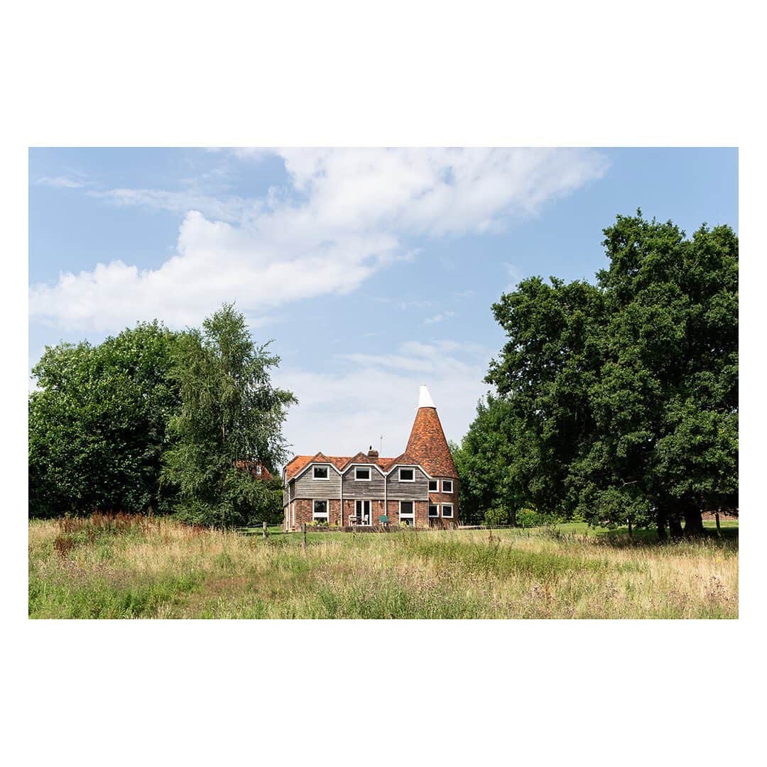 The Modern Houseさんのインスタグラム写真 - (The Modern HouseInstagram)「#forsale Raise a Glass: a converted oast house in Tunbridge Wells formerly used for drying hops. Link in our bio for the sales particulars.」9月3日 20時38分 - themodernhouse
