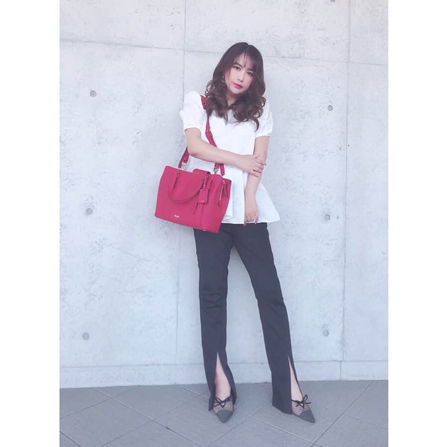 津久江麻由のインスタグラム：「久しぶりのコーデ投稿😎🖤 . . TUMIのラズベリーカラーのBAG😎💞 . 3つに仕切られているので 使い勝手良くて、大容量🥰 . タンブラーも入るから 手に持って歩かなくていい〜🕺 . . ｐｉｎｋだと甘々になっちゃうけど ラズベリーカラーなら 全体が締まって良い感じ😎🖤 . #トゥミ #perfectingthejourney #トートバッグ #PR #お気に入りバッグ」