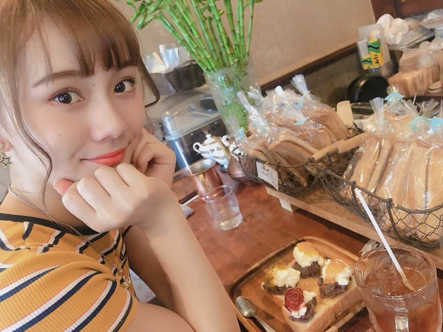 松本慈子さんのインスタグラム写真 - (松本慈子Instagram)「. 早起きしてモーニング…🍞☕💓 . . ☻コーヒーハウスかこ花車本店☻ . 🏡〒450-0002 愛知県名古屋市中村区名駅５丁目１６−１７ 名古屋駅から徒歩15分 国際センター駅から徒歩5分程 . 一番人気の「シャンティールージュスペシャル」を注文しましたっ🍓 とにかく、見た目が可愛いねん！！！ . バタートーストに、コンフィチュール+生クリーム+自家製あんこがのっていて… めちゃくちゃ美味しかった🥺💓💓 コンフィチュールのジャムが美味しいのはもちろん、生クリームが独特の味で甘過ぎず…でも！程よい甘さで食べやすかったです！小倉トースト苦手…って方は、小倉トーストがついていないメニューもあるのでぜひっ✨ . . コンフィチュールは日替わりで味が違うみたいで今回は、、、 フランボワーズ🍓 もも🍑 キウイ🥝 マーマーレード🍊 でした。 個人的に、フランボワーズが好きっ🤤❤️ . お店の雰囲気はこじんまりとしていてレトロな店内！昔ながらの喫茶店の雰囲気でなんだか落ち着きました。時間帯によっては大行列みたいです…💦 . モーニングの時間は7:00～11:00🍞💭 . ごちそうさまでしたっ😋 . . #ちかログ #コーヒーハウスかこ花車本店 #モーニング #モーニング巡り #名古屋モーニング #愛知モーニング #名古屋カフェ #栄カフェ #名古屋グルメ #カフェ #名古屋カフェ巡り #カフェ巡り #カフェスタグラム #食パン #シャンティールージュスペシャル #小倉トースト #バタートースト #コンフィチュール #コーヒー #morning #morningcoffee #nagoyacafe #breakfast #bread #cafe #coffee」9月3日 20時42分 - chikako_1119