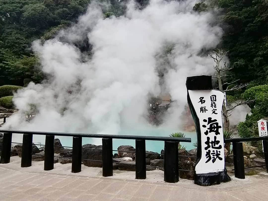 彦坂まなみさんのインスタグラム写真 - (彦坂まなみInstagram)「日本一の温泉県で、地獄巡りをした話🔽 * 大分県に来ています✈️ 実は九州に来るのは初めて！ でも昔、九州フェアのお仕事してたからなんか馴染みあるんだよね😍 昨日は別府行って地獄めぐりをしてきました♨️ ７つの地獄=温泉を順番にスタンプラリーのように回ります👣 ７つの地獄は色とりどりで、形態も様々！個性があって面白かった～✨ * 別府の街は、色んなところから温泉の湯気がもくもく☁️ アニメや漫画の世界みたいで素敵でした♨️ * 楽しかった💟 * * #大分 #別府 #おんせん県 #地獄めぐり#温泉 #oita #onsen #hotsprings #初めての #九州 #♨️ #dayphoto #japan #japan🇯🇵 #japan_photo_now #huawei」9月3日 20時43分 - ma7am1