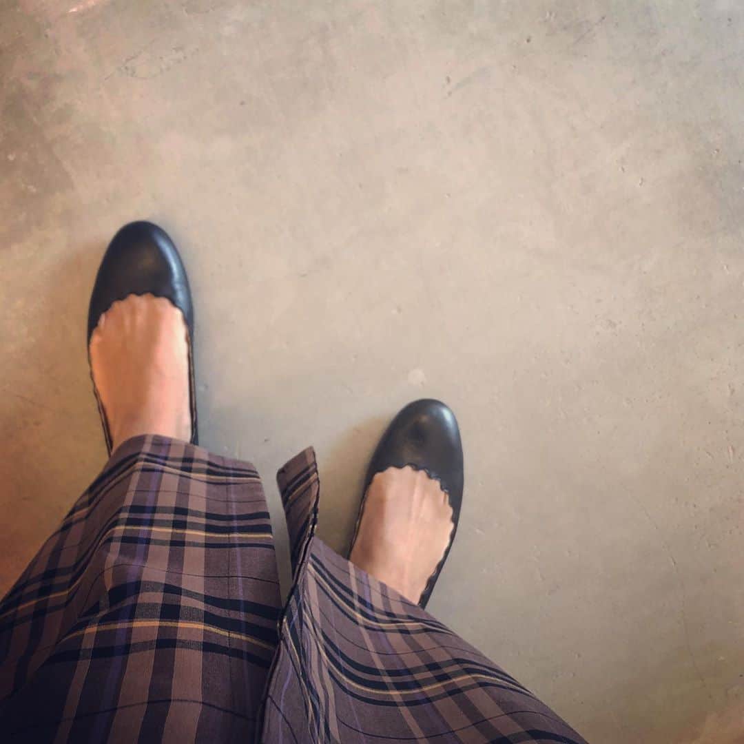 momokoさんのインスタグラム写真 - (momokoInstagram)「学校とかきちんとしたシーンに履ける真面目な黒い靴でぺたんこのもの、かつ小雨の日でも履けるカーフ素材のものがひとつは欲しい、、と思い購入したクロエのローレン。 何足か持っているバレエシューズの中でもこれが一番楽ちん！  ぺたんこでも爪先がとがってると結局指が痛くなるし、ほんと、年々楽な靴しか履かなくなってきています、、😂。 #chloe  #クロエ #lauren  #ローレン」9月3日 20時43分 - momoko_tsukamomo