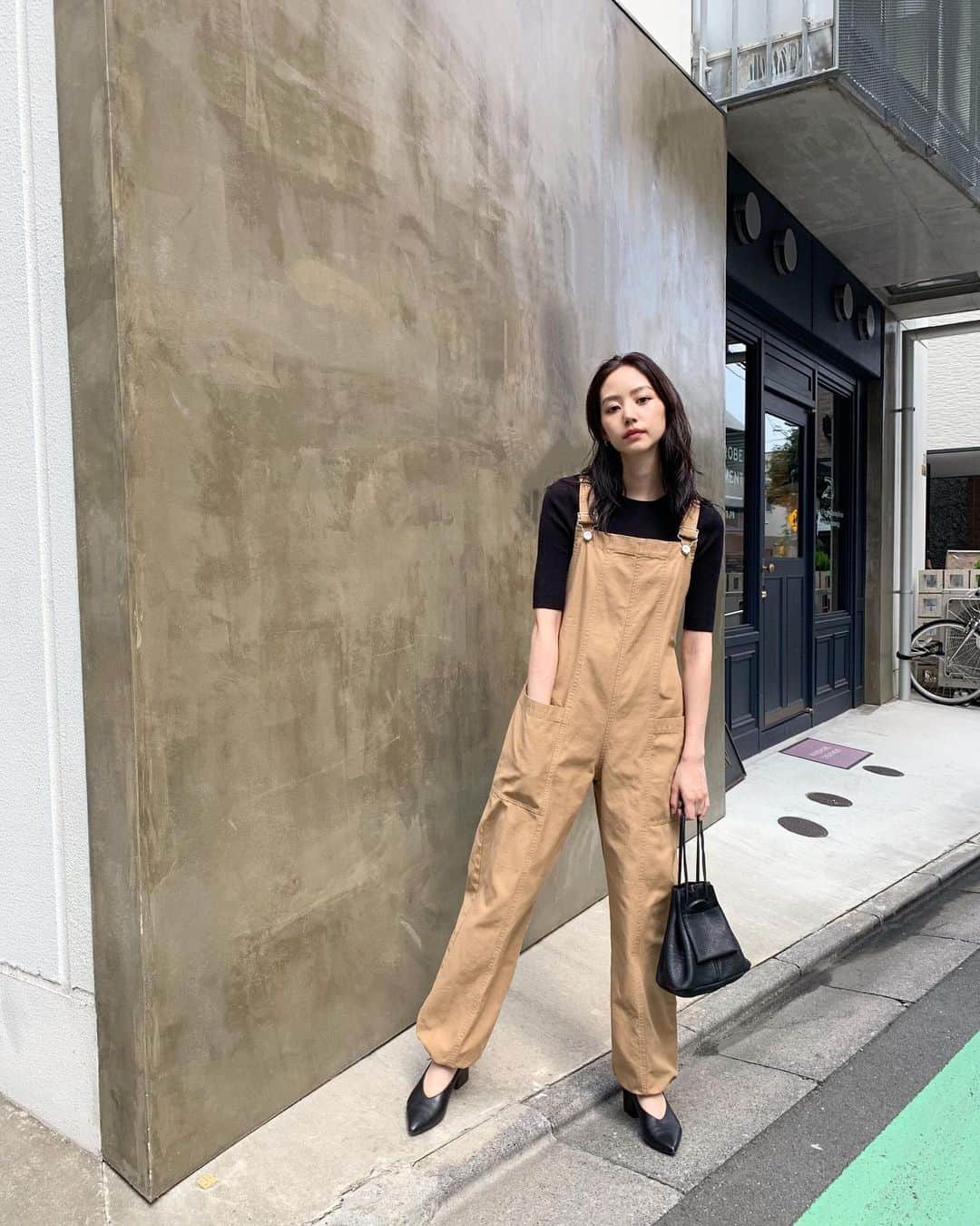 Shiho Sasakiのインスタグラム：「カジュアルなコットンツイルのオールインワン✨ 裾がきゅっと絞れるトレンドのシルエットです❣️ コンパクトなtopsやpumpsで合わせてちょっと大人ぽく💎 #MOUSSY#MOUSSYSNAP」