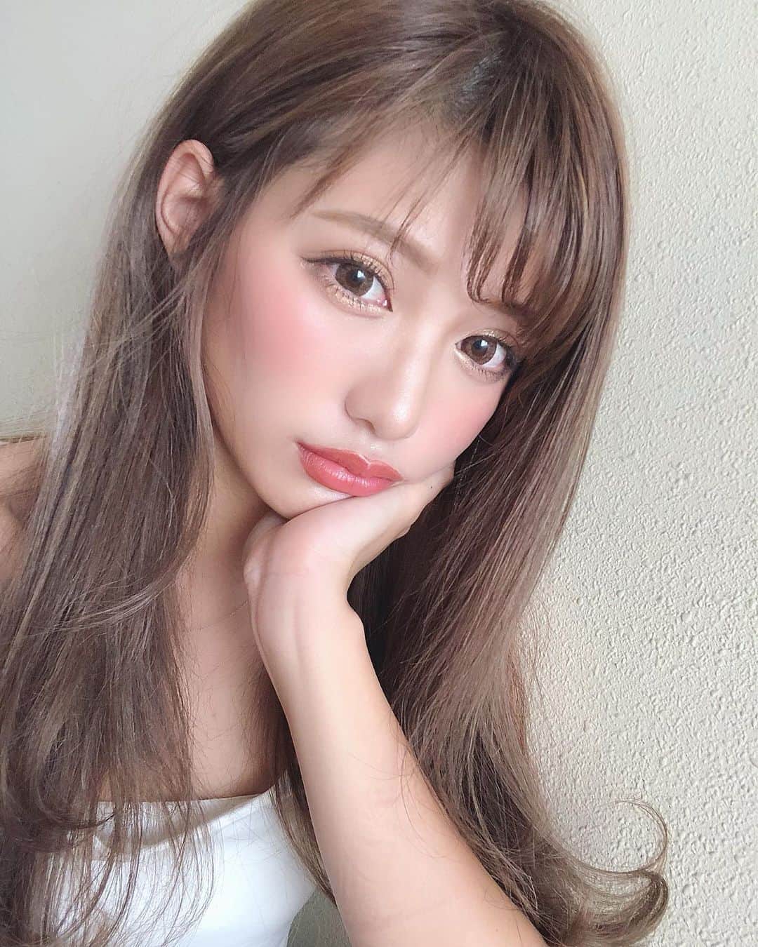 のインスタグラム：「. . #小顔ハイフ  に行きたい今日この頃💭💕 . . 寝不足なここ2日間。 多分今日も夜更かし徹夜寝なしモード🤤✌🏻💜💦 . . 明日頑張ったら、大阪帰る ⍢⃝ ⍤⃝ ⍥⃝ #また . . #メイク #カラコン #マツエク #ナチュラルヘア #透明感カラー  #スキンケア #ニキビ #ツヤ肌 #Nexter #ネクスター #Nextercreatist #TOKYOcreatist #伊藤実祐 #いとうみゆ #みゆちゃい . . 今月移動移動移動が多くなりそうだ。🚗🚅✈️💨 . 🚃以外の移動は好きやからいいねんけど❤︎❤︎❤︎ .」