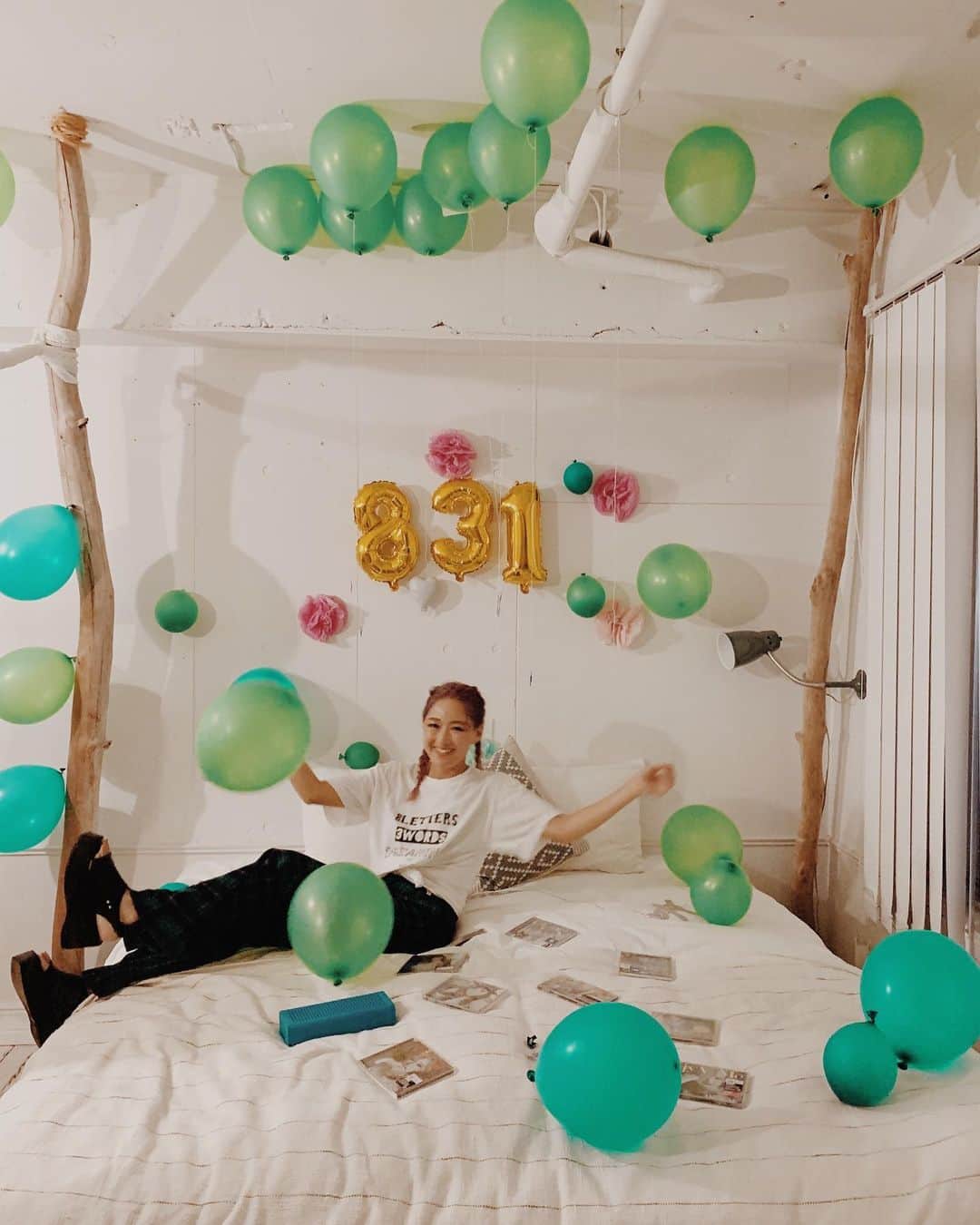 のインスタグラム：「💚💚💚 #831Live＆Meeting  2019 応援してくださる皆さん、関係者の皆さんのおかげで、 今年も無事開催する事が出来ました😭❤️ 本当に本当にありがとうございます🙇🏼‍♀️❤️ . . 1️⃣2階の飾り付けは、 @mippei_ ちゃん & @kohei_kaneko_k2 familyの みんなが飾り付けしてくれました😭🙏🏼💚 . 2️⃣衣装は、 MeetingもLiveも @laguagem さんのです❤️ バタバタですっかり着るの忘れちゃったんだけど、 チェックのパンツはジャケットとのセットアップで とっても可愛いの❤️ . 3️⃣実はネイルも#831 にしてみました😝❤️ 準備がバタバタで、２日間あんまり寝てなかったので、 @chillout_official に助けられました😇🔥 . . 4️⃣運転がある私は飲めずでしたが、 ゴージャスなボトルの @bottegagold さんが、 とっても美味しいと、大好評でした🥂✨ . . ✔️ チケットを購入してくれていて、 当日来れなかったという方が 結構いらっしゃいました🙈 オフィシャルストアより、 ご連絡させて頂いていると思うので、 チェックしてみて下さい🙏🏼✨ #831 #Love＃jyAMely」